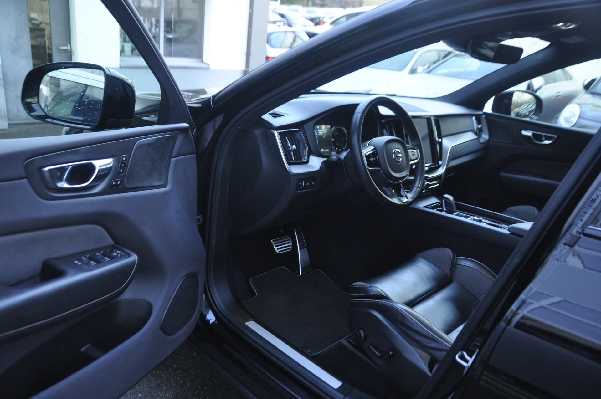 VOLVO XC60 T8 eAWD R-Design Geartronic-image-3