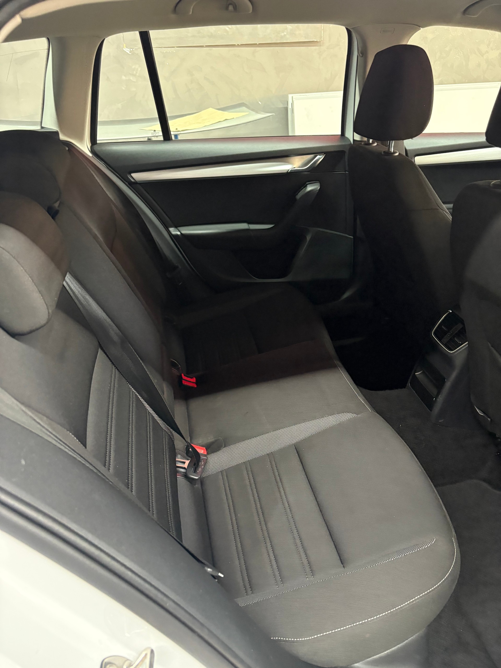 SKODA Octavia Combi 2.0 TDI Ambition DSG-image-11