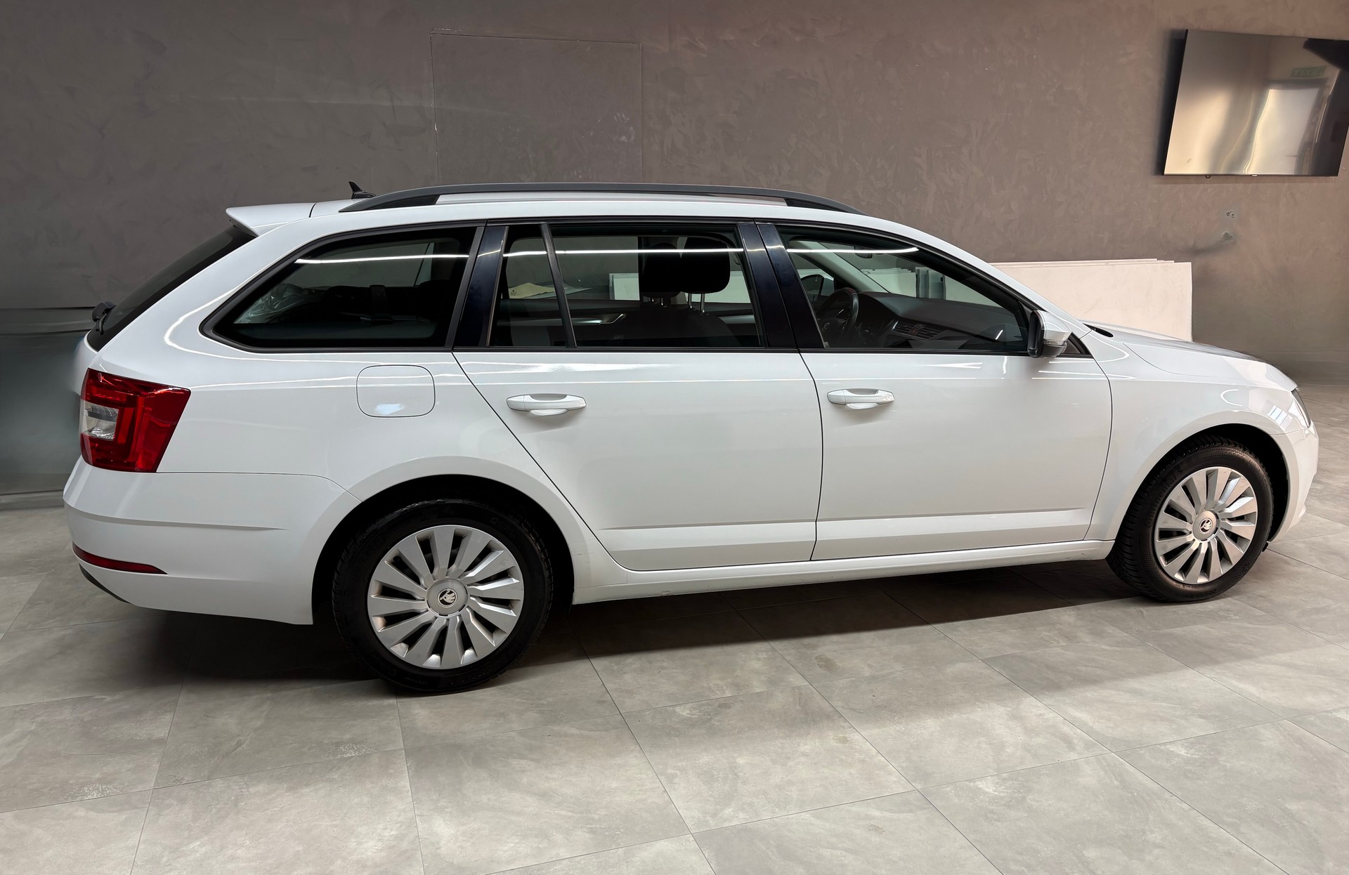 SKODA Octavia Combi 2.0 TDI Ambition DSG-image-4