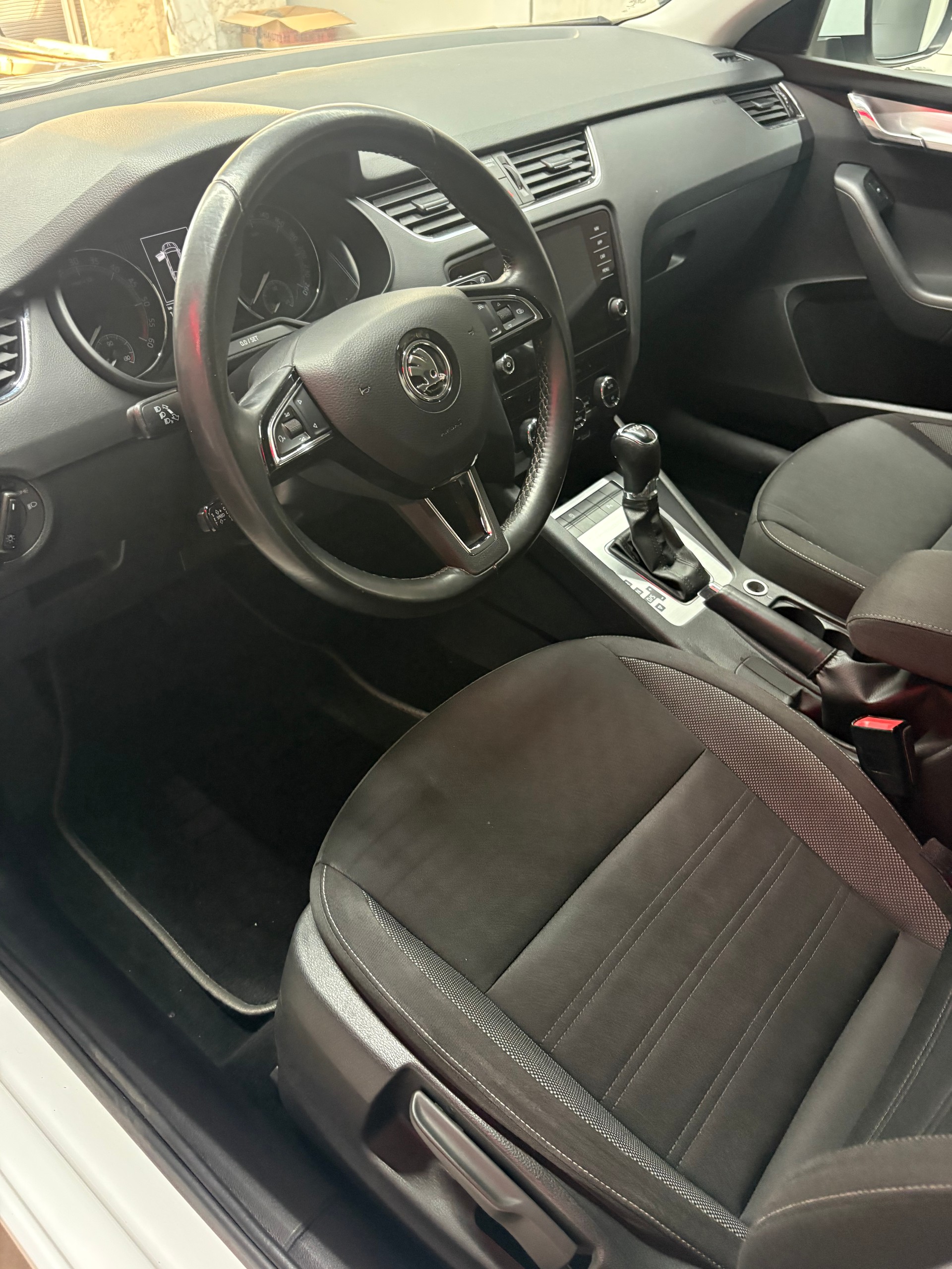 SKODA Octavia Combi 2.0 TDI Ambition DSG-image-8