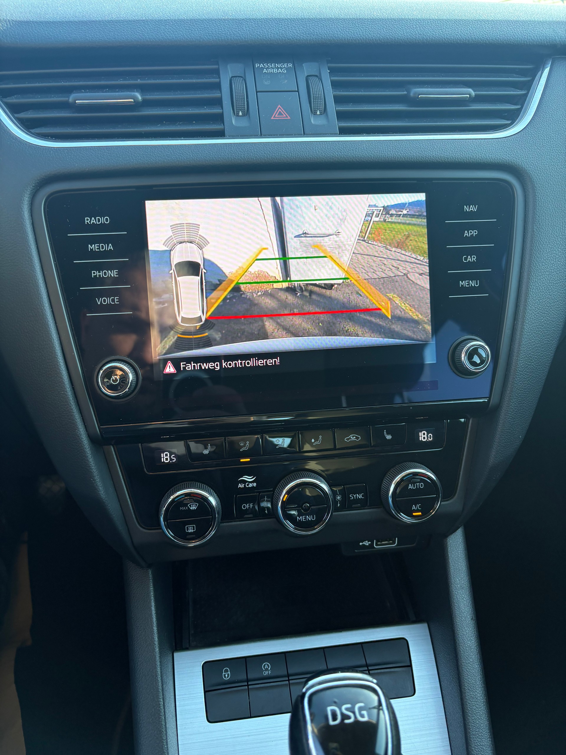 SKODA Octavia Combi 2.0 TDI Ambition DSG-image-15