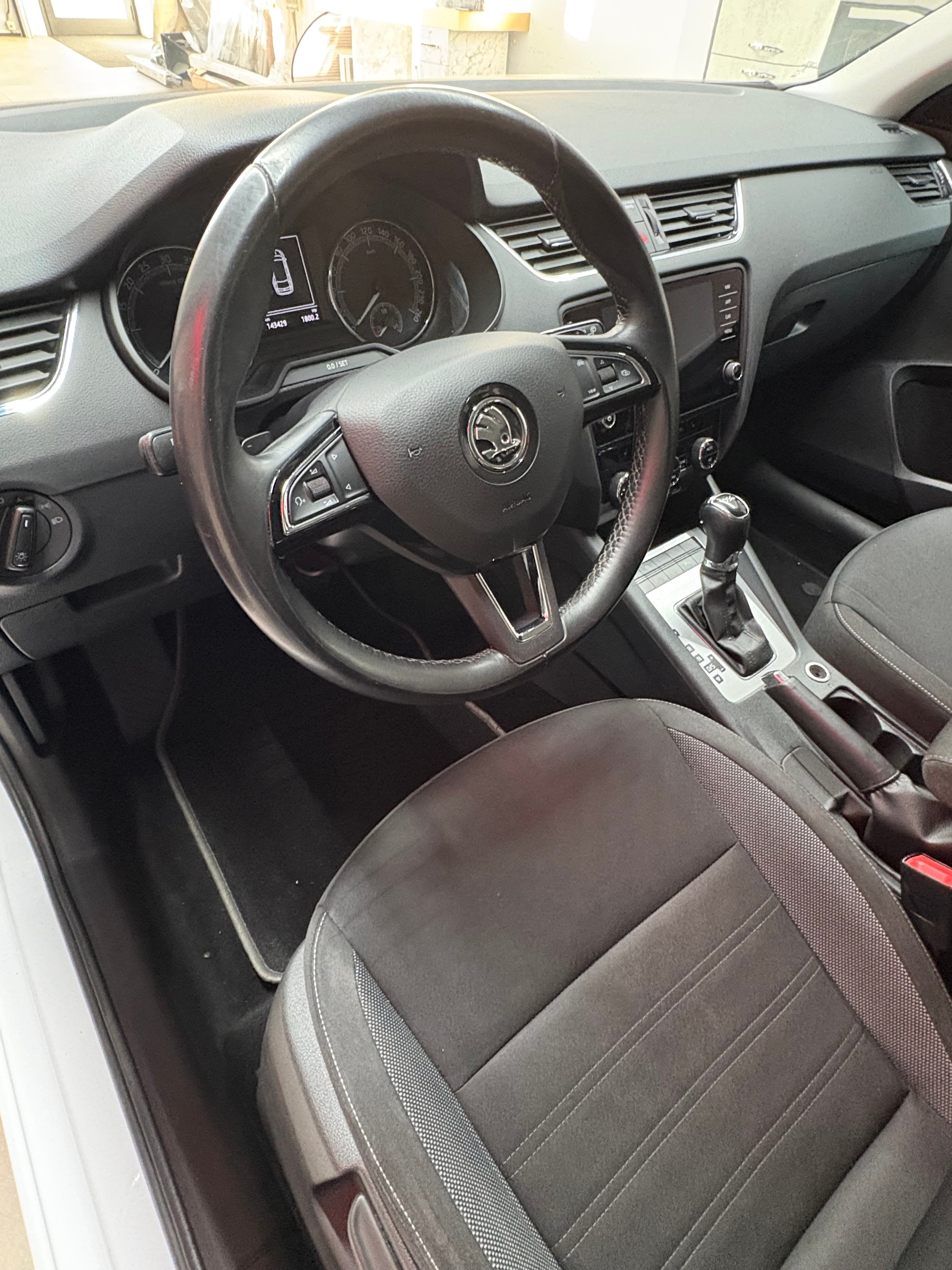 SKODA Octavia Combi 2.0 TDI Ambition DSG-image-12