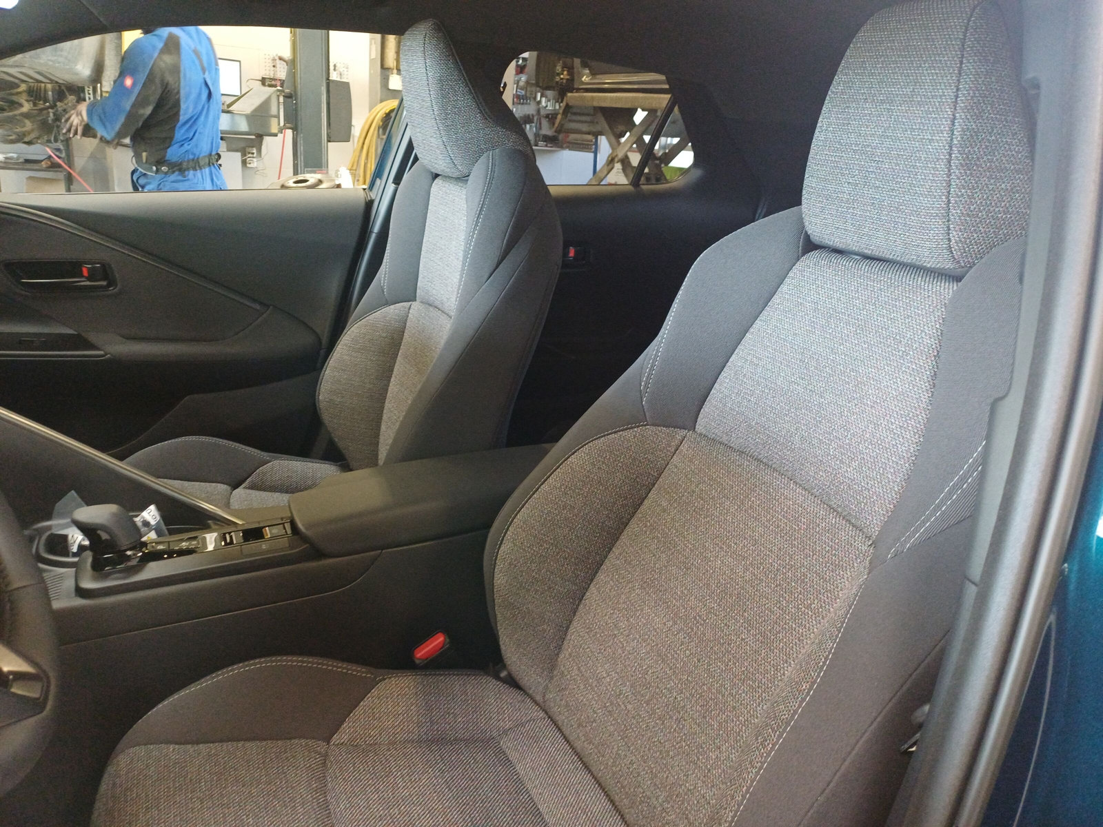 TOYOTA C-HR 2.0 HEV Swiss Edition 4x4-image-5