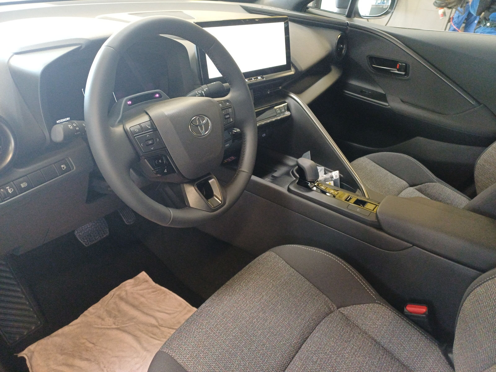 TOYOTA C-HR 2.0 HEV Swiss Edition 4x4-image-6
