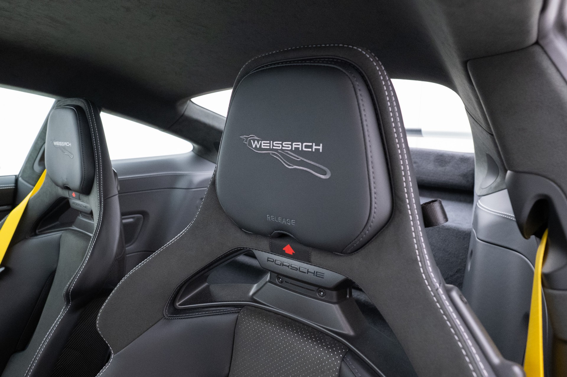 PORSCHE 911 Carrera GT3 Weissach Akrapovic-image-10