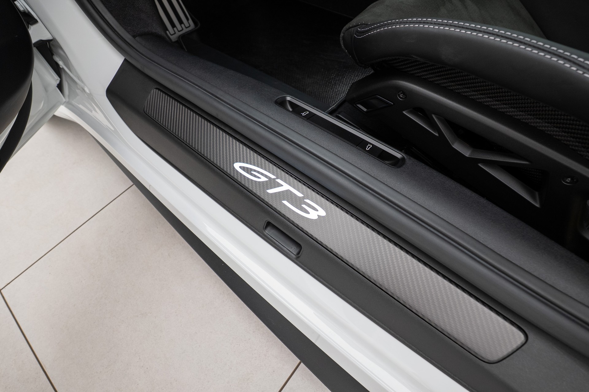 PORSCHE 911 Carrera GT3 Weissach Akrapovic-image-7