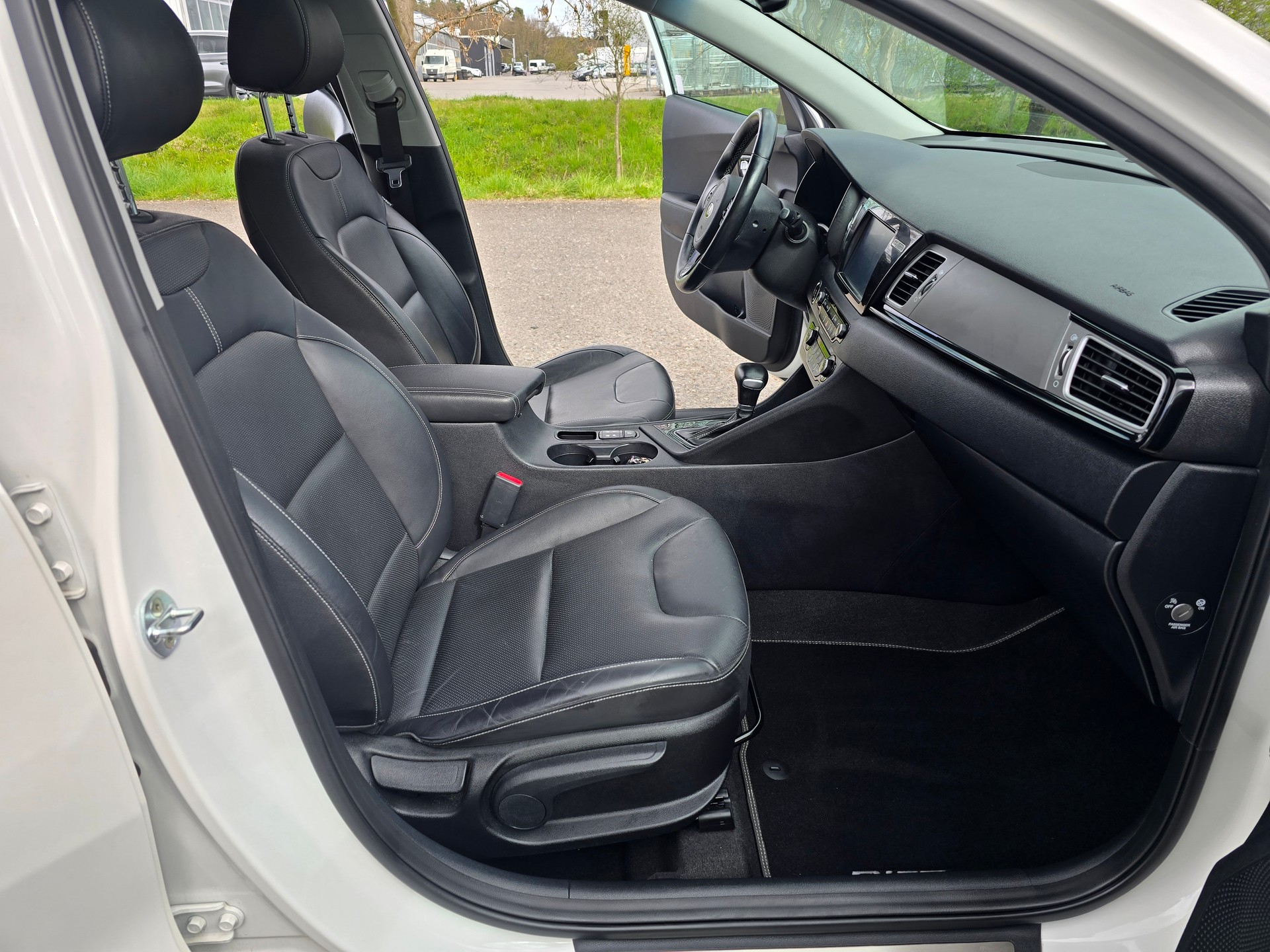 KIA Niro 1.6GDi Hybrid Style DCT-image-14