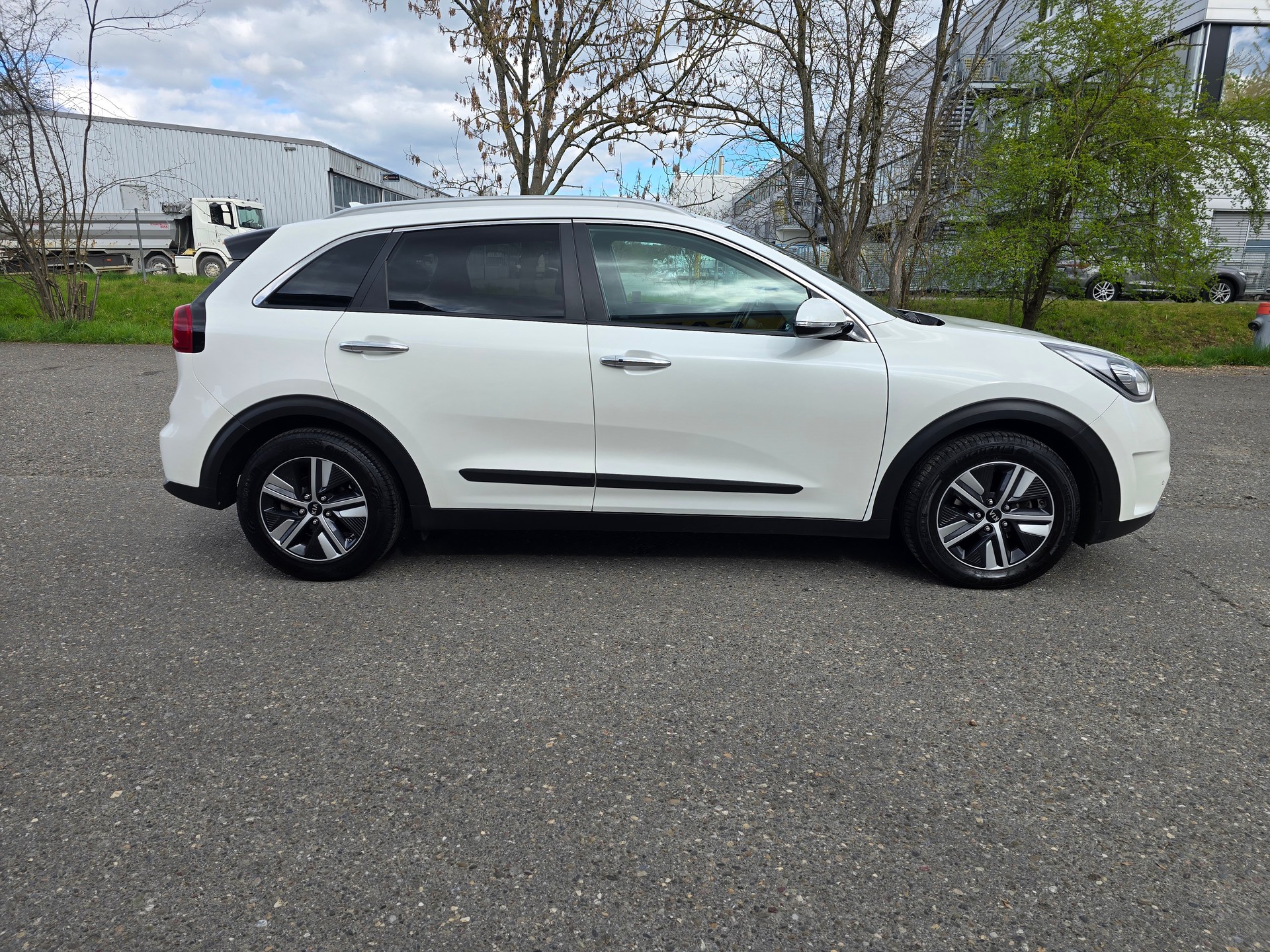 KIA Niro 1.6GDi Hybrid Style DCT-image-7