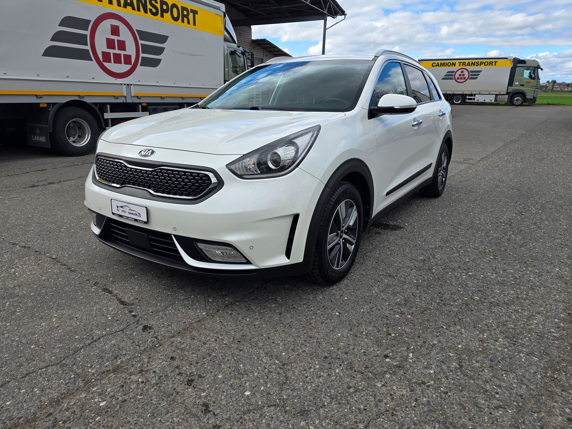 KIA Niro 1.6GDi Hybrid Style DCT-image-2