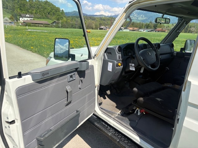TOYOTA HZJ 78 Buschtaxi-image-6