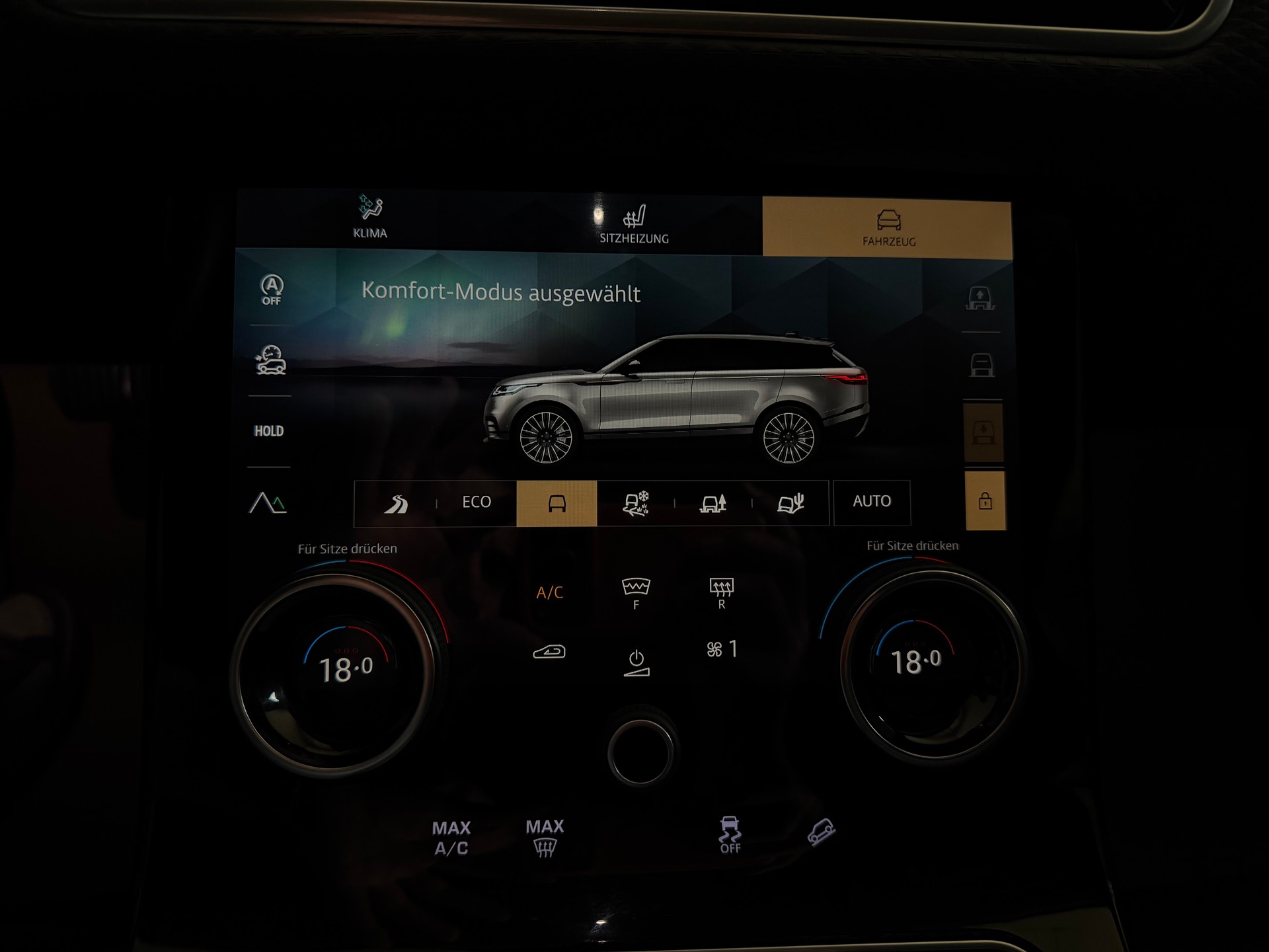 LAND ROVER Range Rover Velar R-Dynamic D 300 I6 MHEV SE Automatic-image-24
