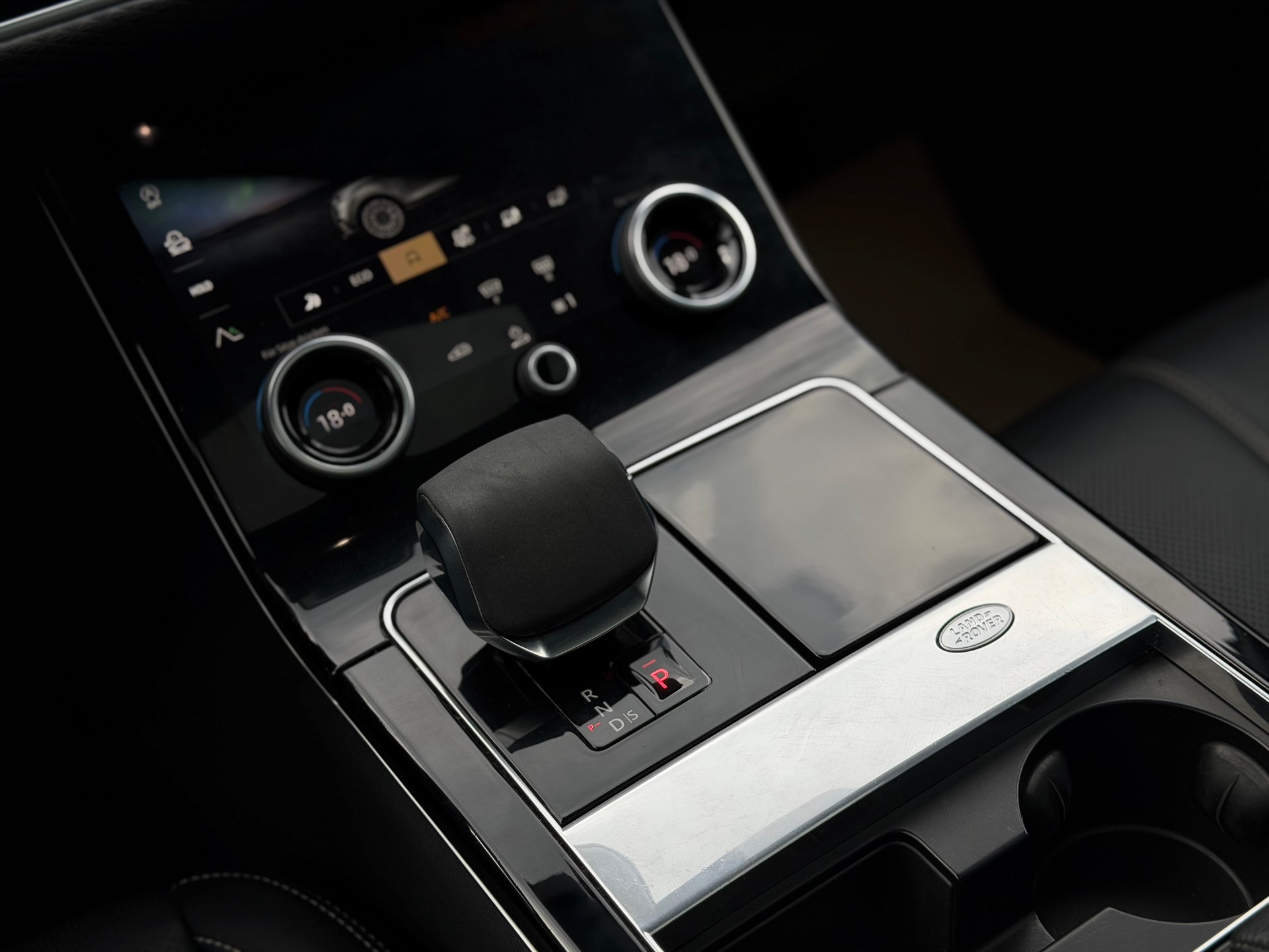 LAND ROVER Range Rover Velar R-Dynamic D 300 I6 MHEV SE Automatic-image-17