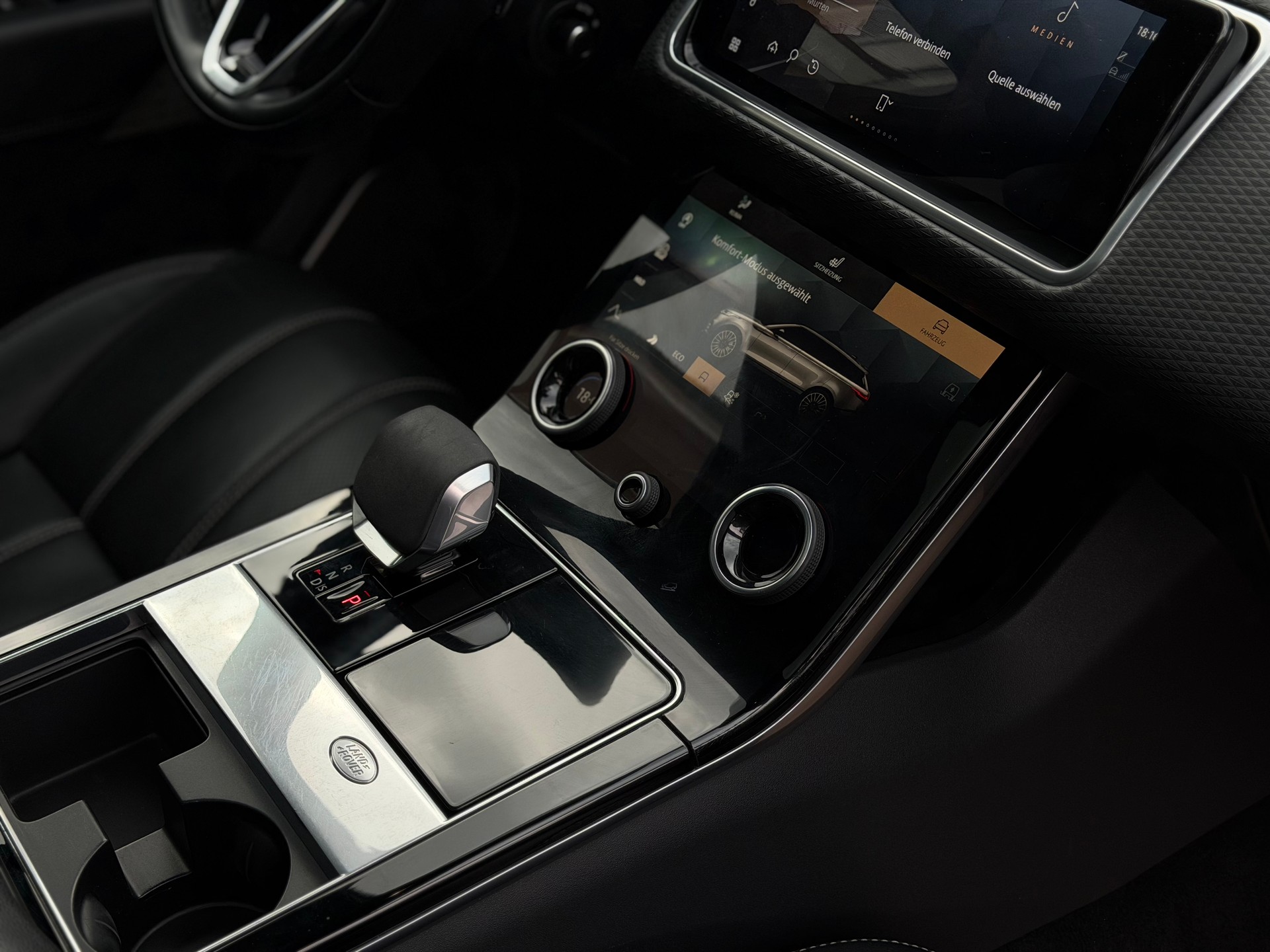 LAND ROVER Range Rover Velar R-Dynamic D 300 I6 MHEV SE Automatic-image-18