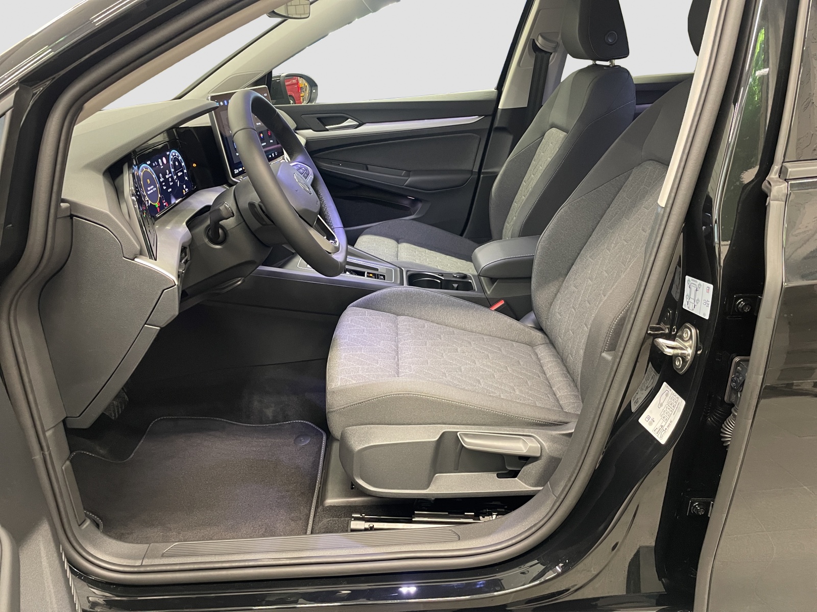 VW Golf 1.5 e TSI mHEV United DSG-image-8