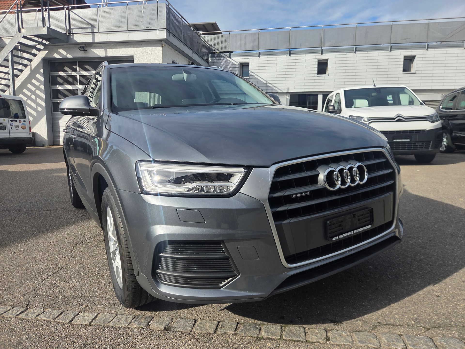 AUDI Q3 2.0 TFSI quattro S-tronic-image-1