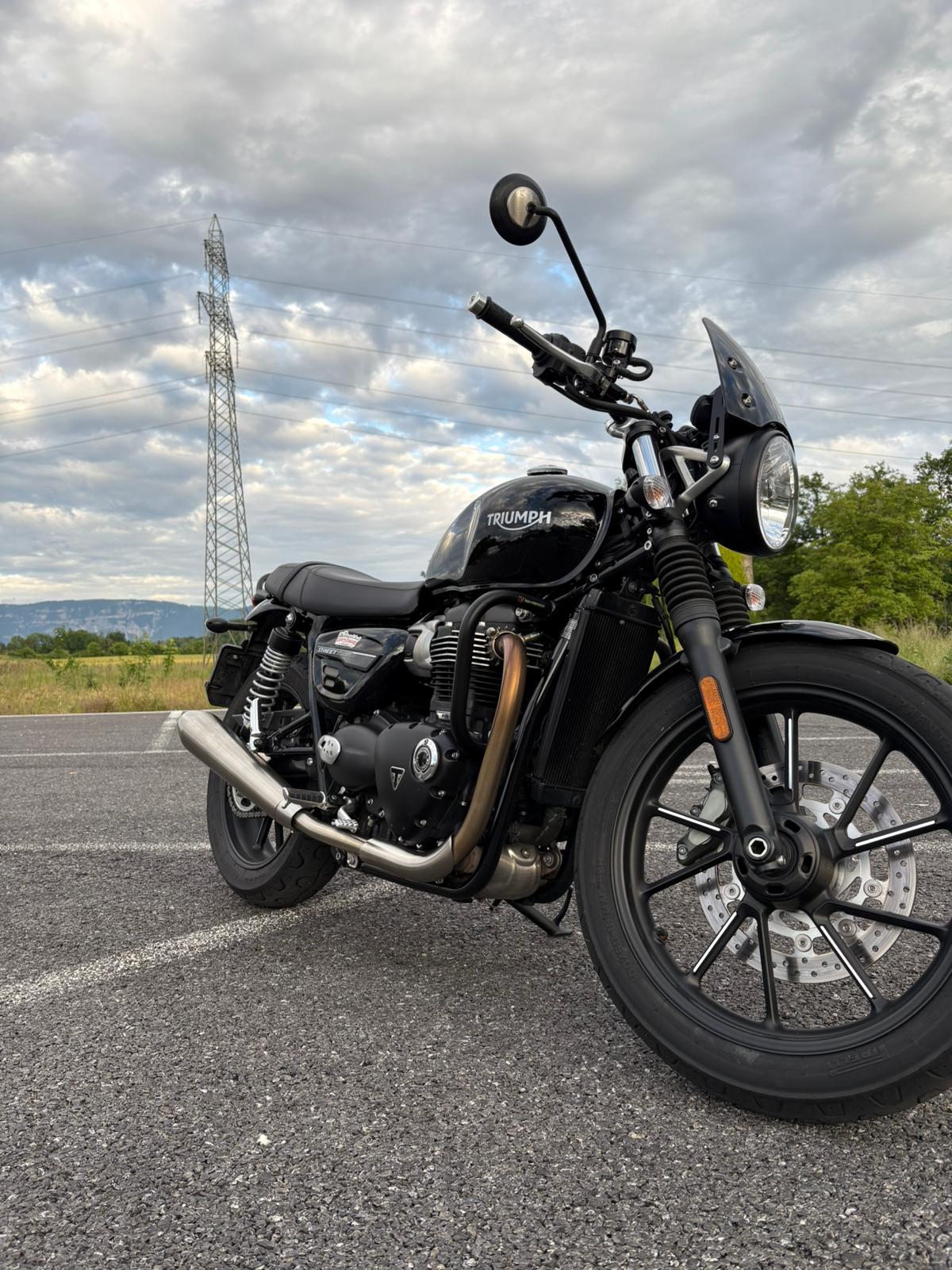 TRIUMPH Street Twin 900 Special Edition-image-3