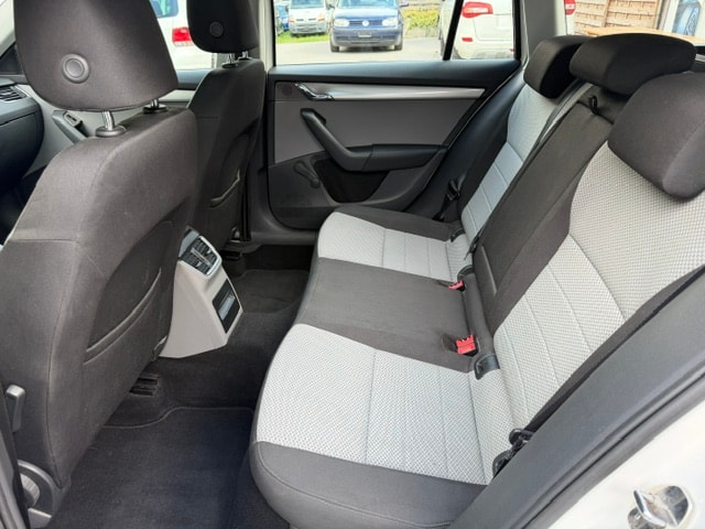 SKODA Octavia Combi 1.8 TSI Elegance DSG-image-9