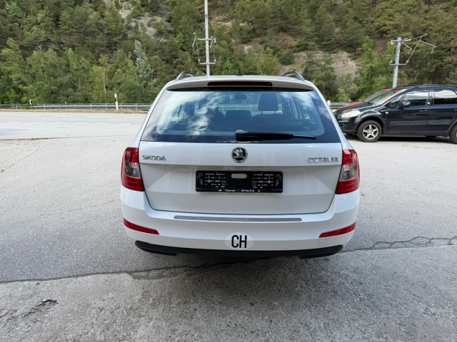 SKODA Octavia Combi 1.8 TSI Elegance DSG-image-5