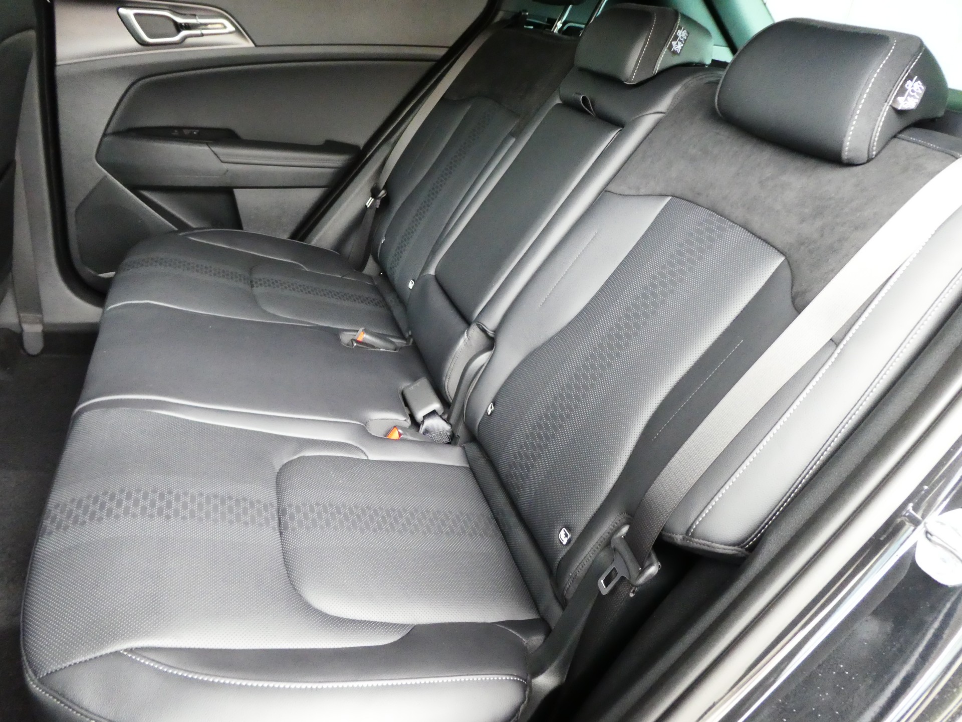 KIA Sportage 1.6T-GDi HEV Black Edition 4x4 A-image-8
