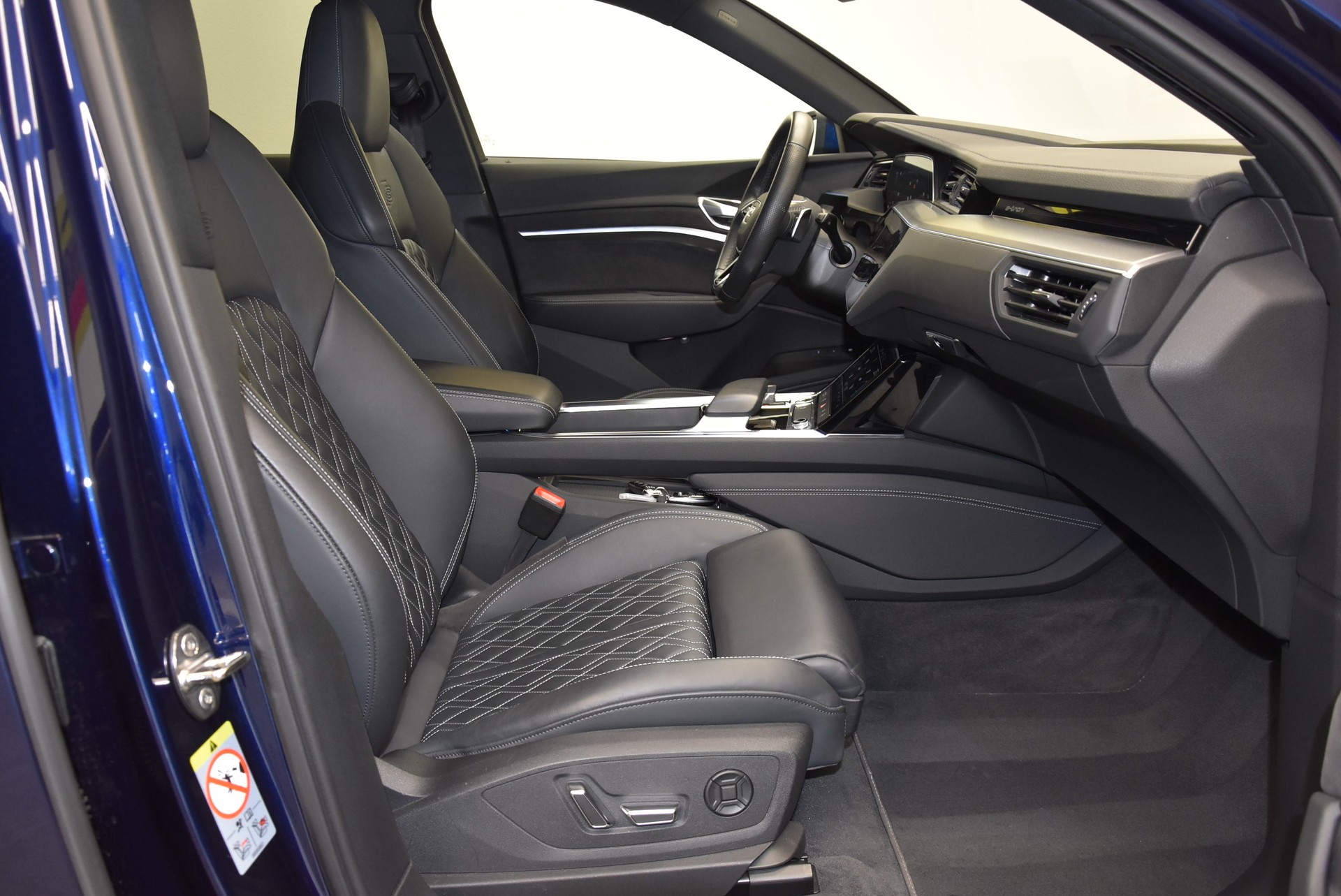 AUDI e-tron 55 S Line quattro-image-2