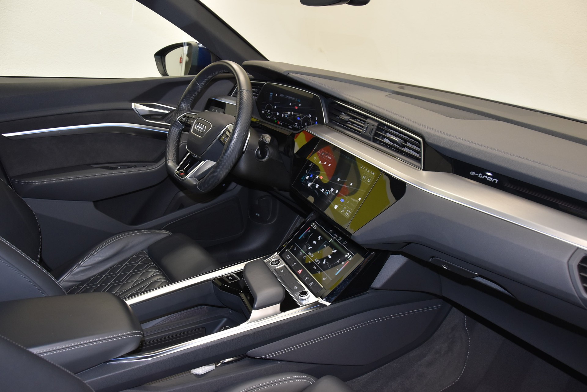 AUDI e-tron 55 S Line quattro-image-3