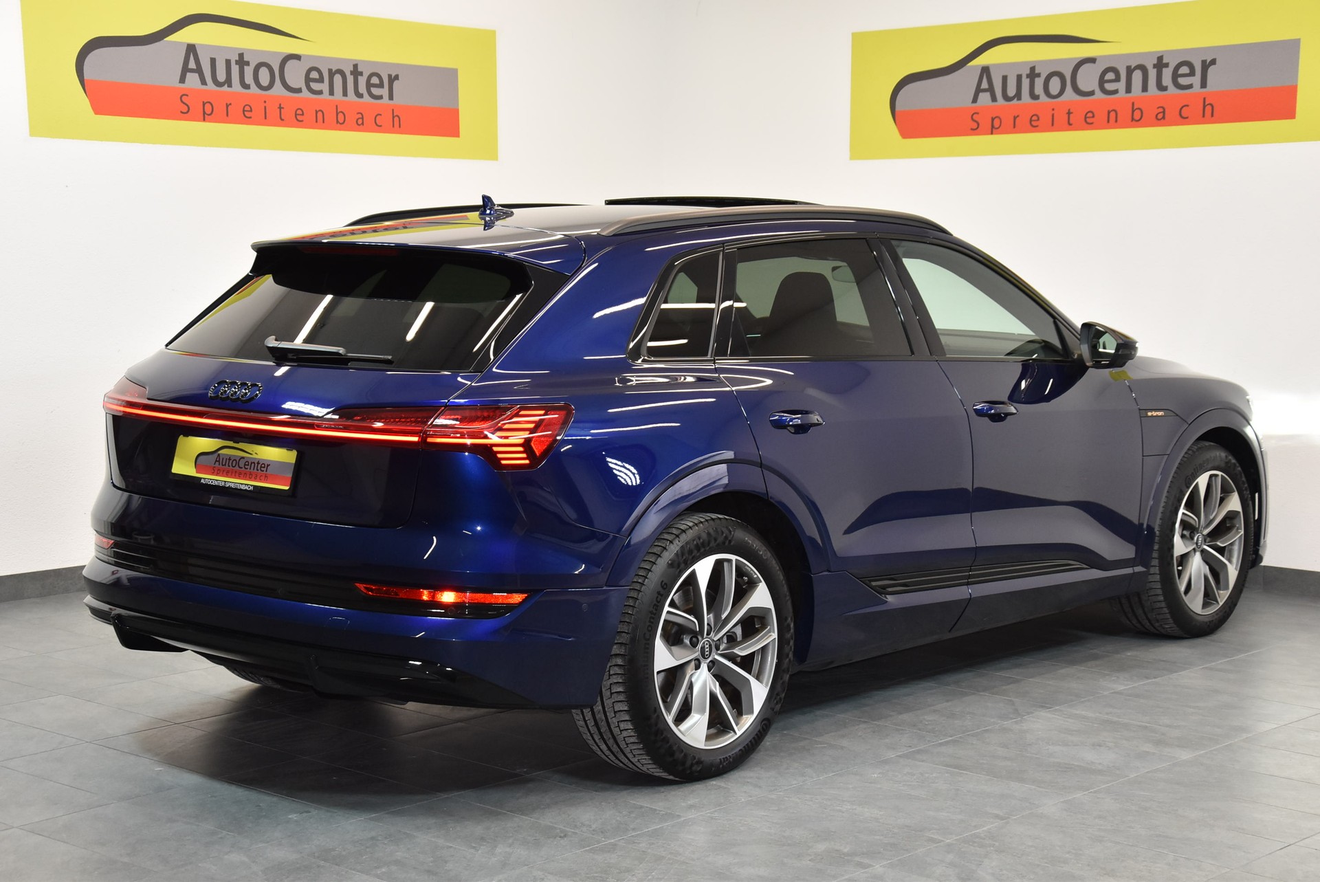 AUDI e-tron 55 S Line quattro-image-10