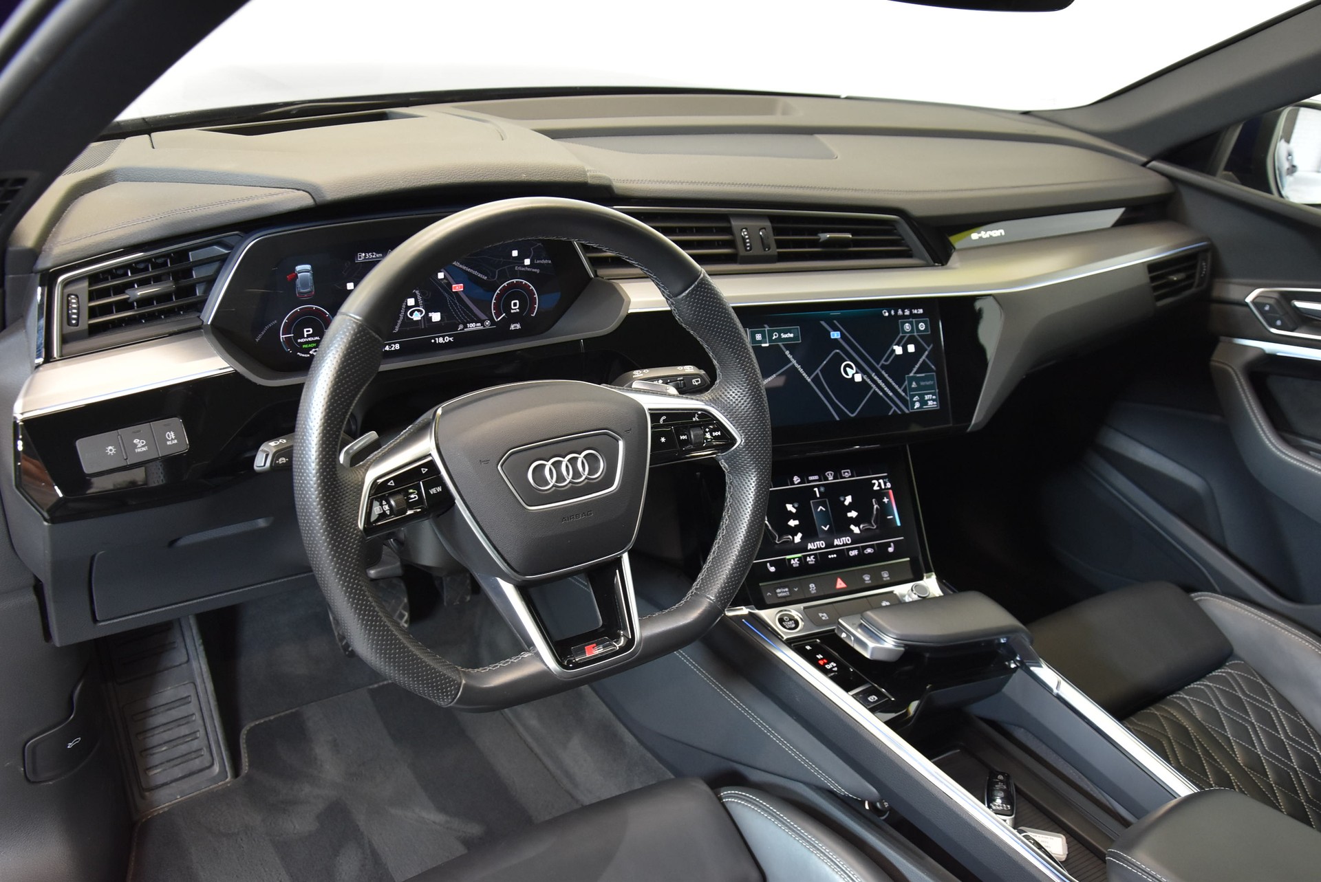 AUDI e-tron 55 S Line quattro-image-5