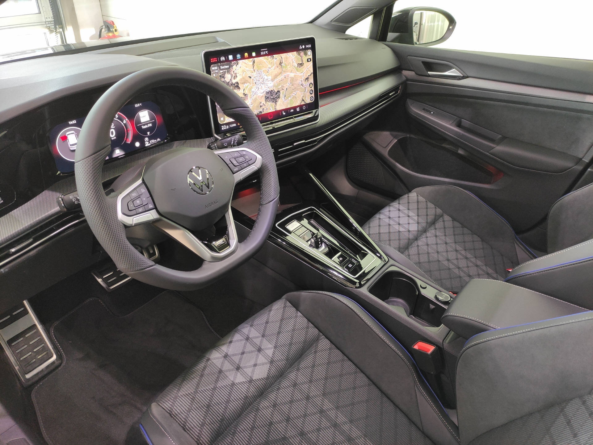VW Golf VIII 1.5 eTSI R-Line DSG-image-3