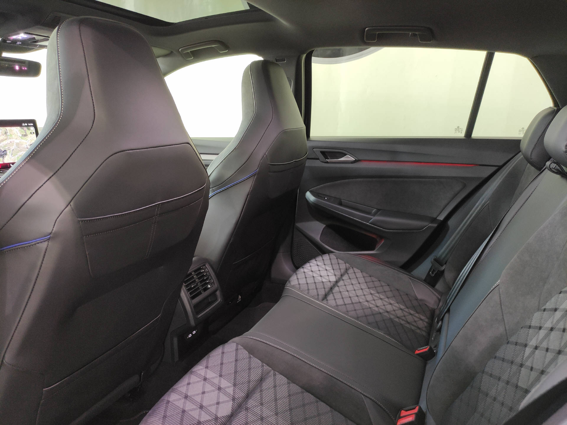 VW Golf VIII 1.5 eTSI R-Line DSG-image-11
