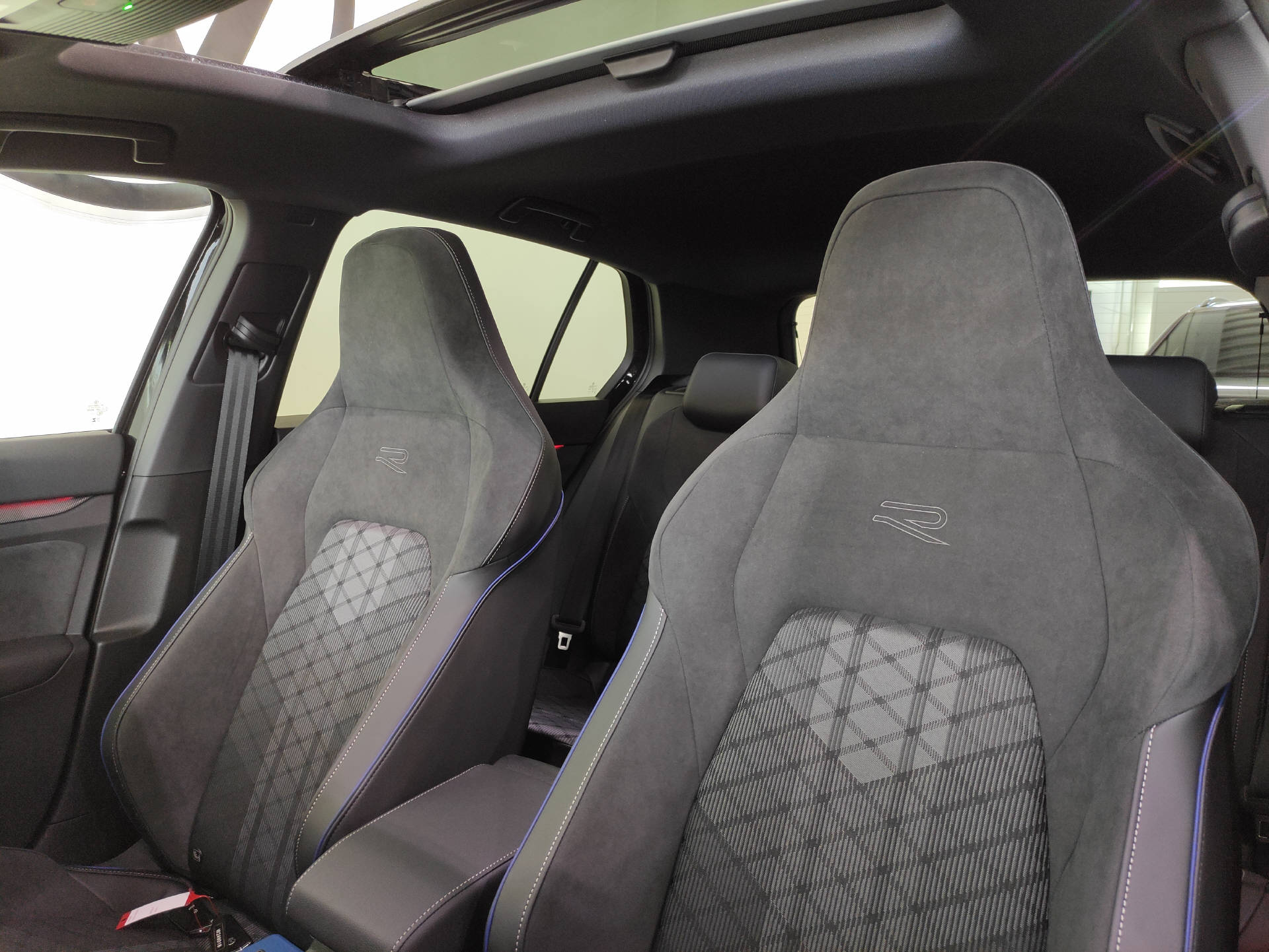 VW Golf VIII 1.5 eTSI R-Line DSG-image-4