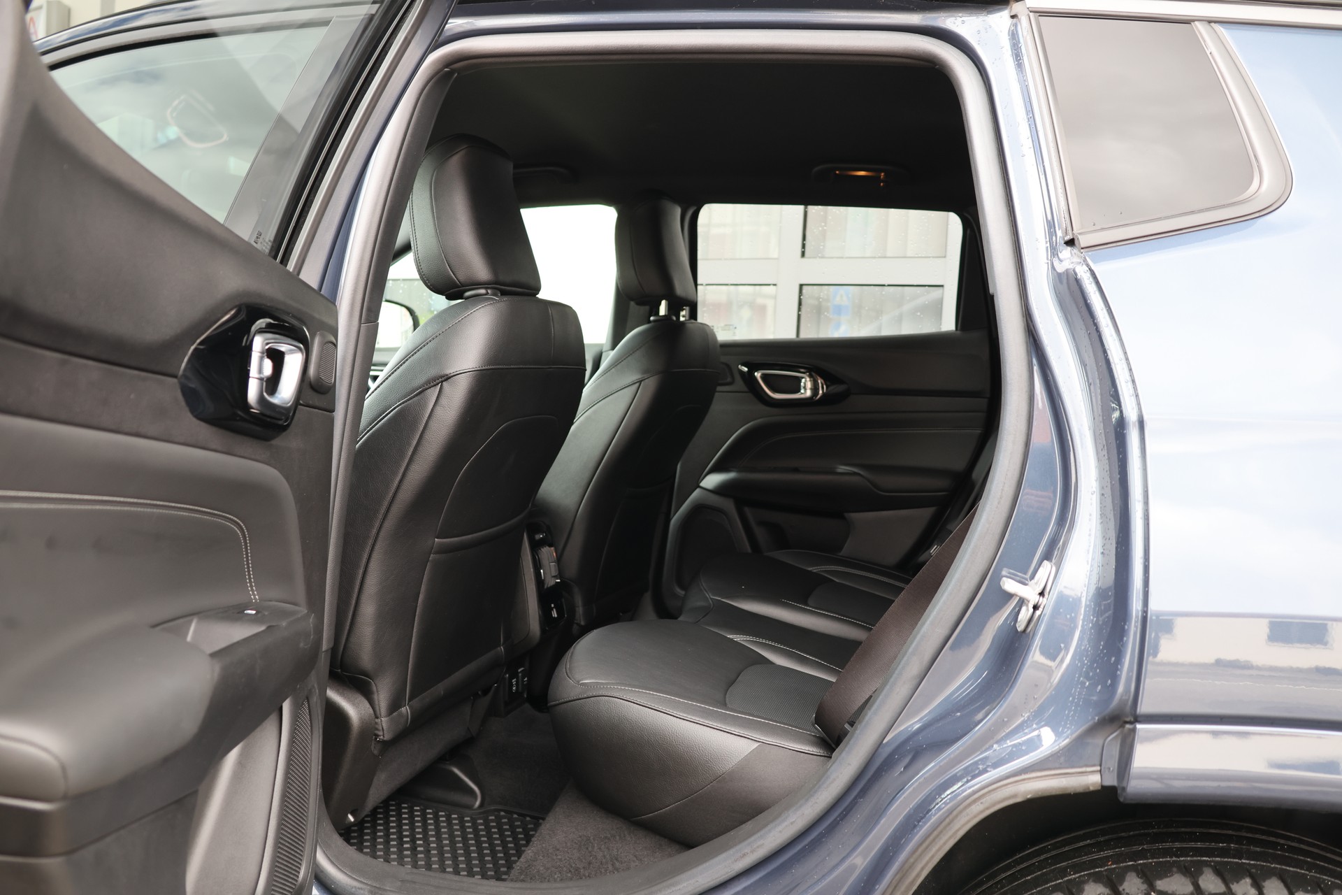 JEEP Compass 4x2 1.3 Turbo S DKG (CH)-image-12
