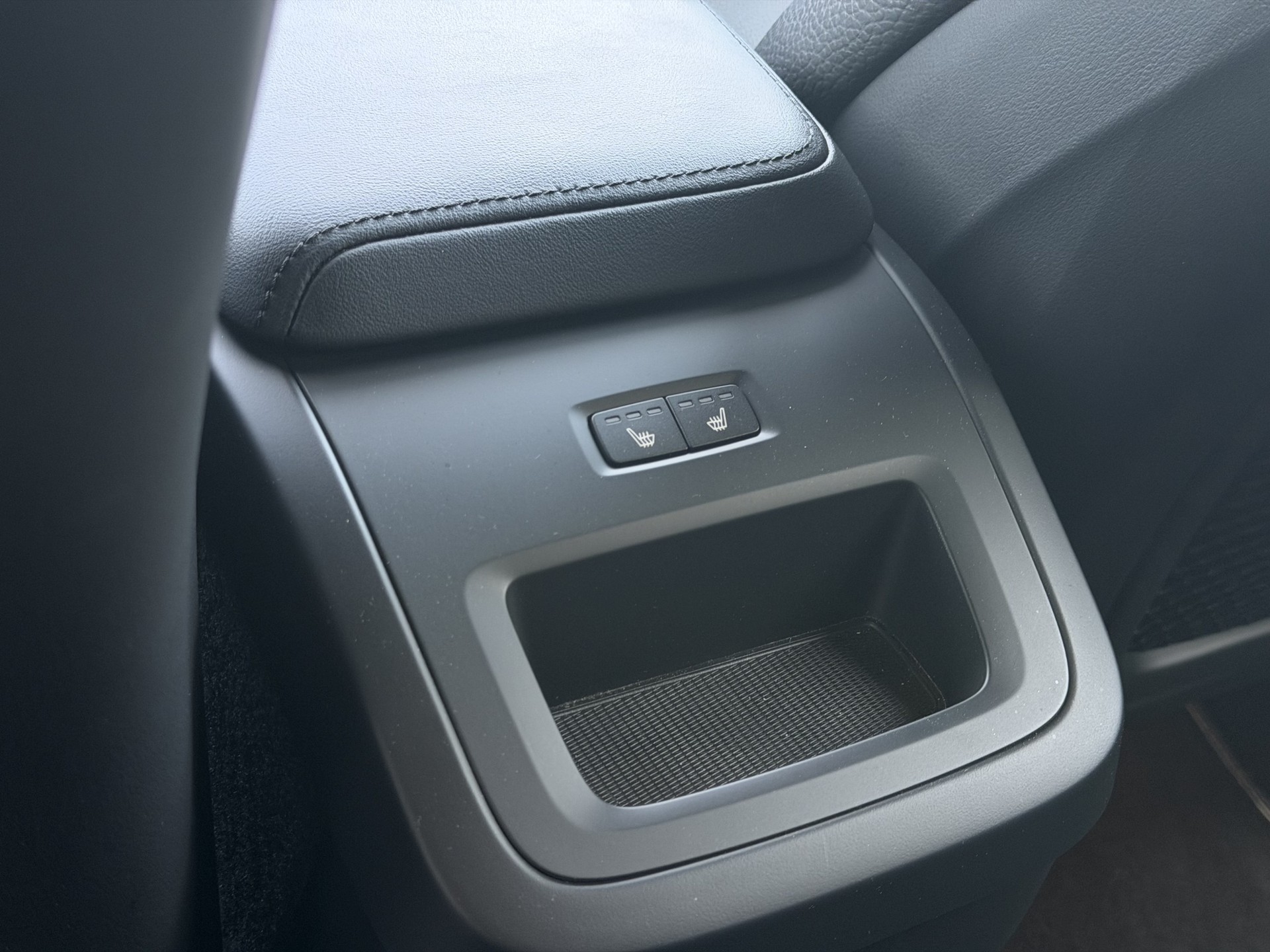 VOLVO XC60 B4 Diesel Mild Hybrid AWD Plus Dark Geartronic-image-13
