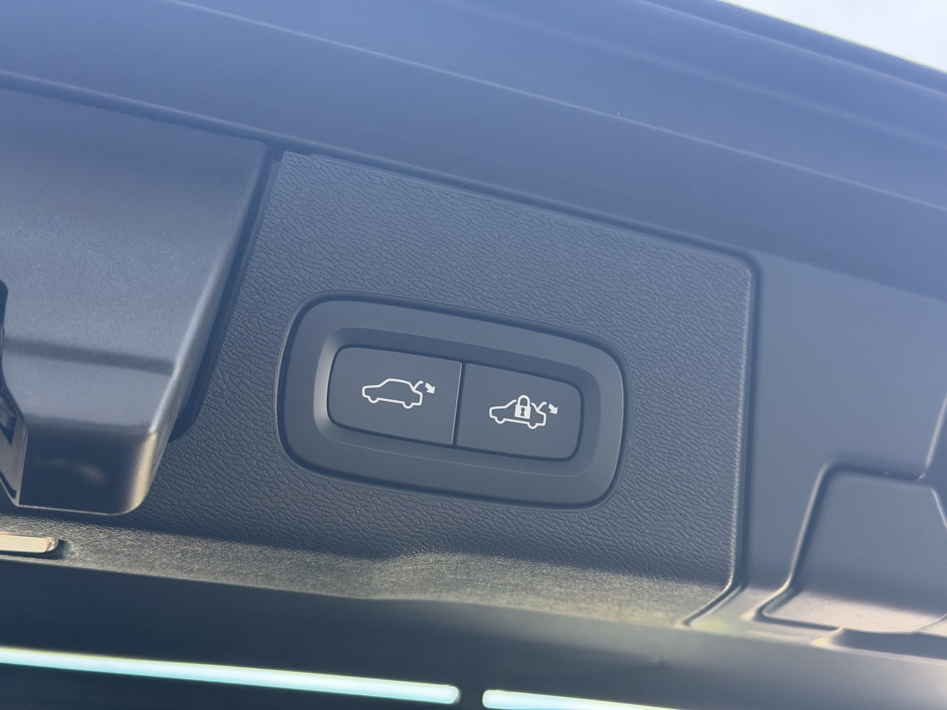 VOLVO XC60 B4 Diesel Mild Hybrid AWD Plus Dark Geartronic-image-12
