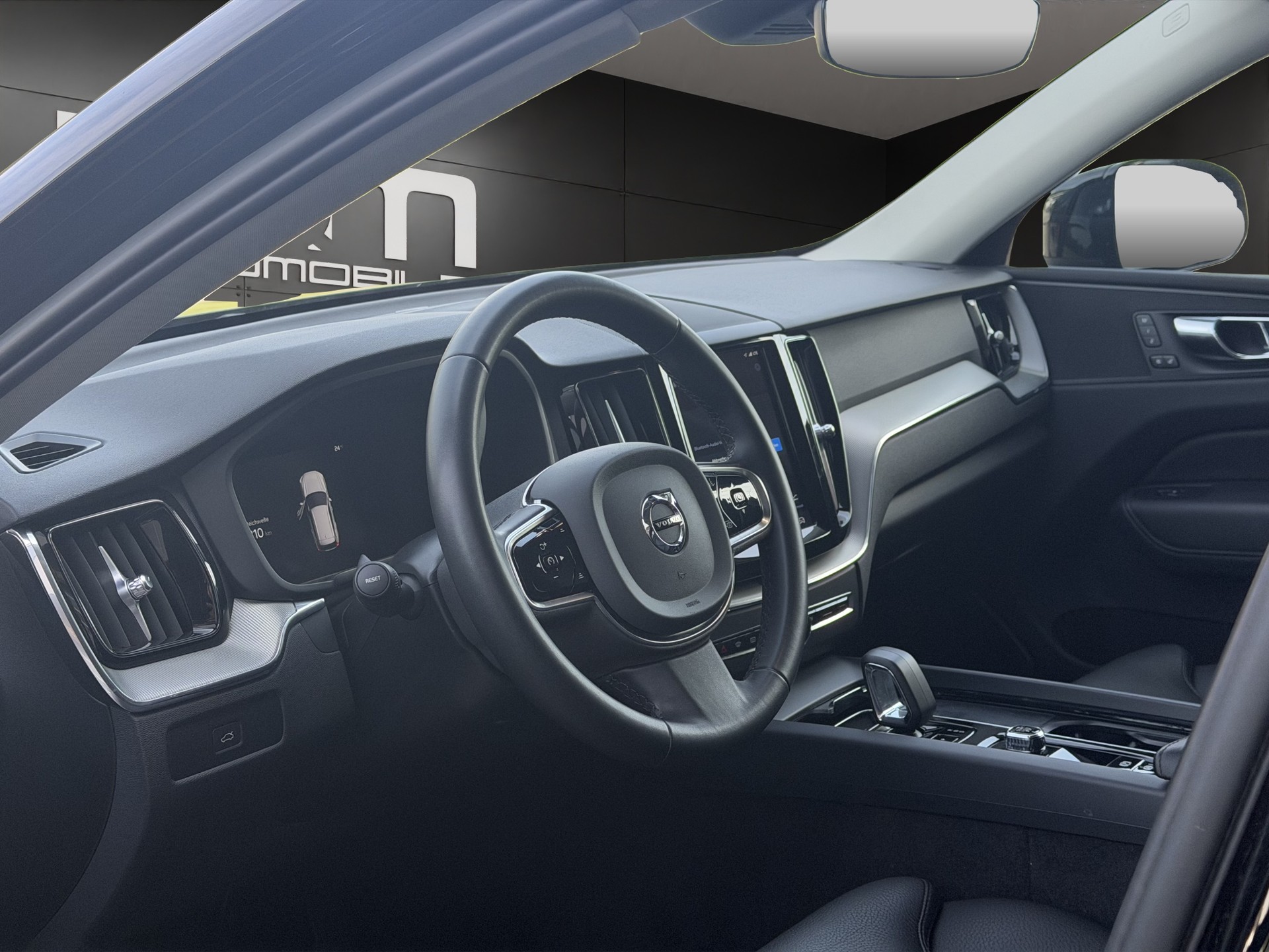 VOLVO XC60 B4 Diesel Mild Hybrid AWD Plus Dark Geartronic-image-6
