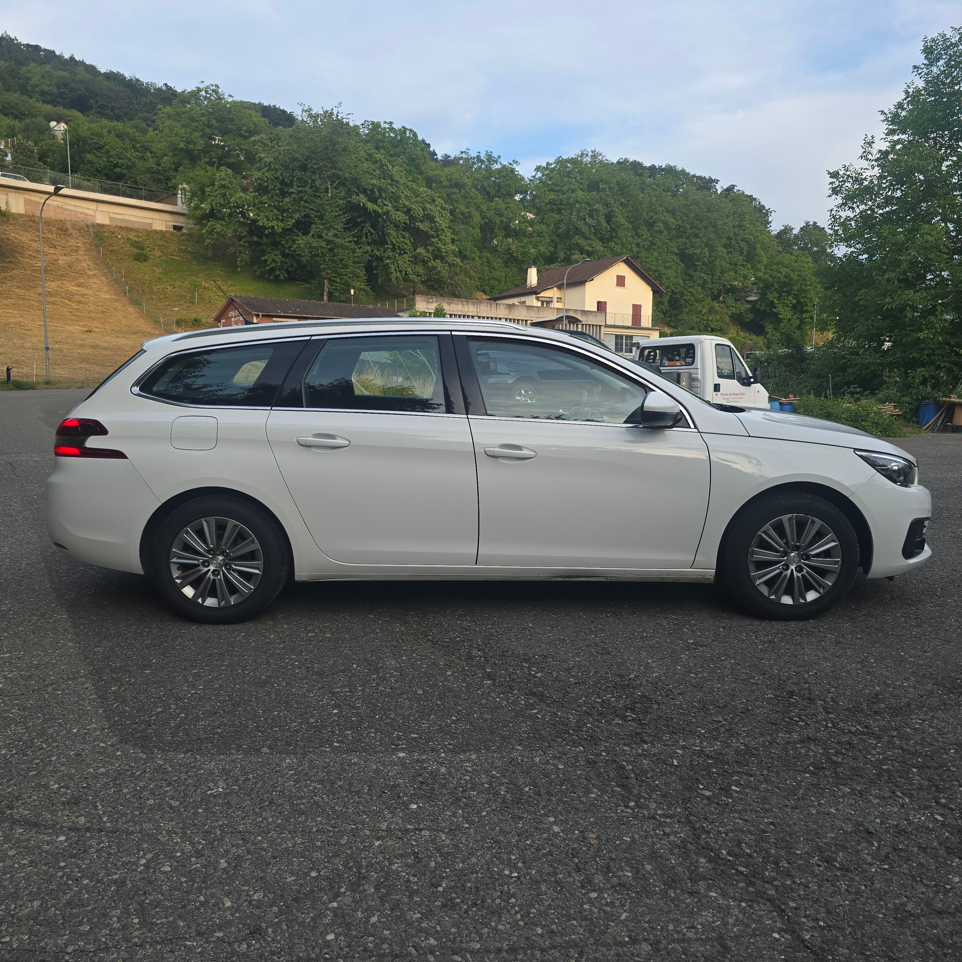 PEUGEOT 308 SW 1.5 BlueHDI Active EAT8-image-3