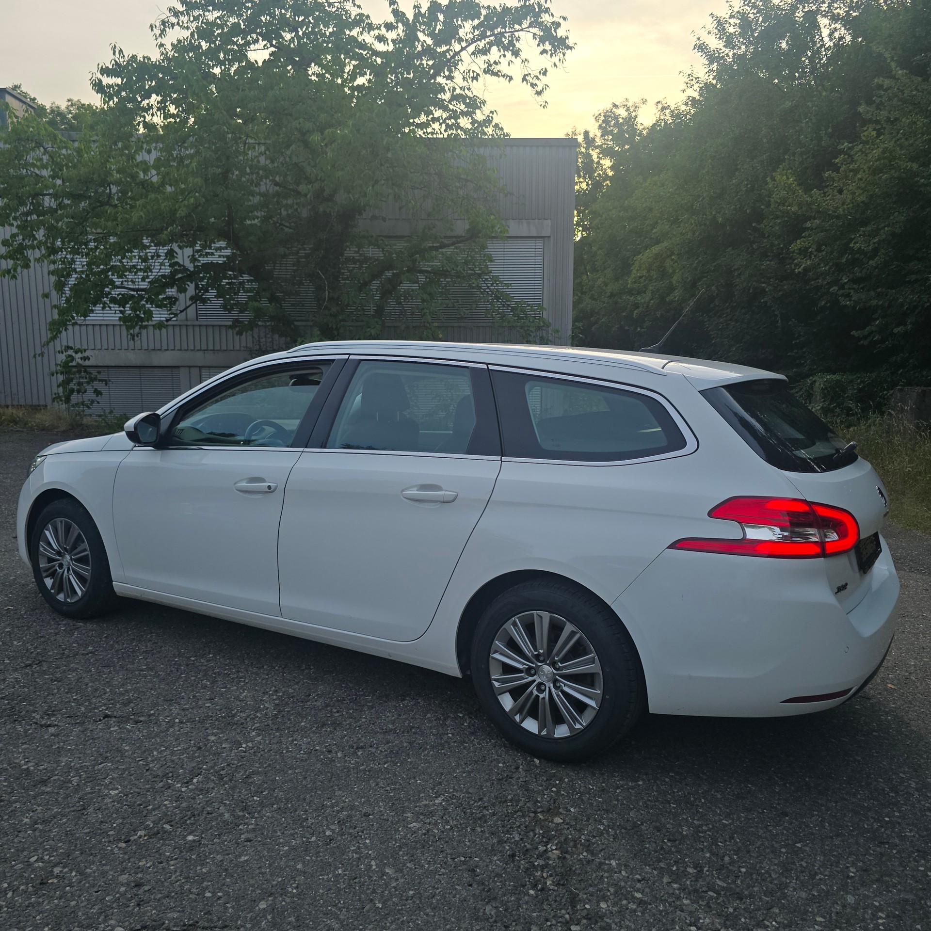 PEUGEOT 308 SW 1.5 BlueHDI Active EAT8-image-2