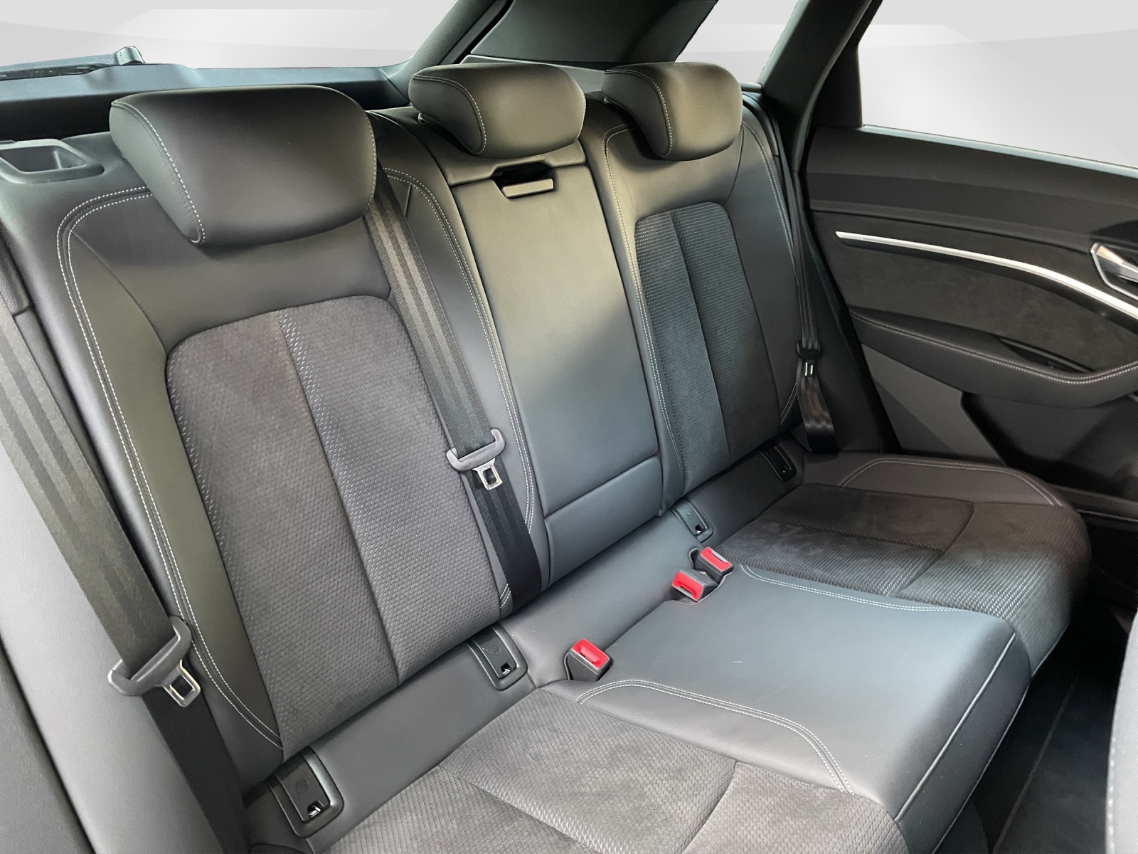 AUDI e-tron 55 Advanced quattro-image-9