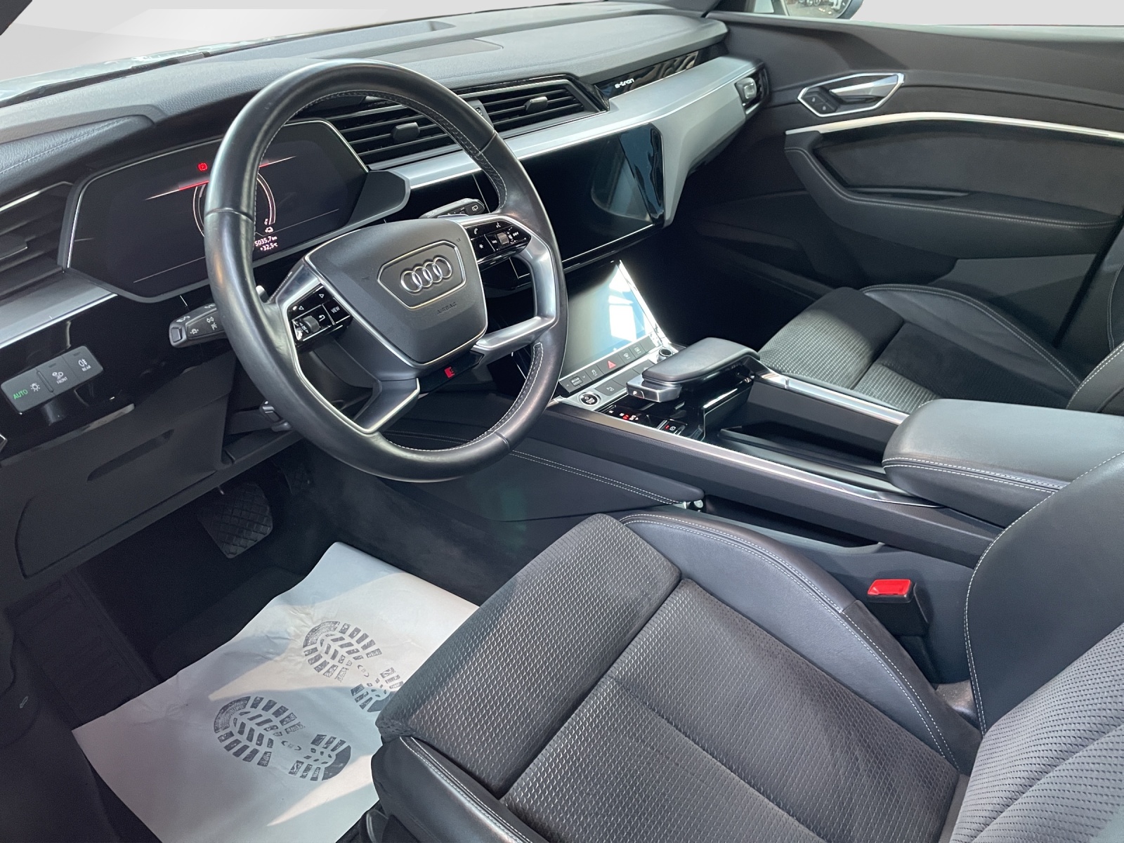 AUDI e-tron 55 Advanced quattro-image-6