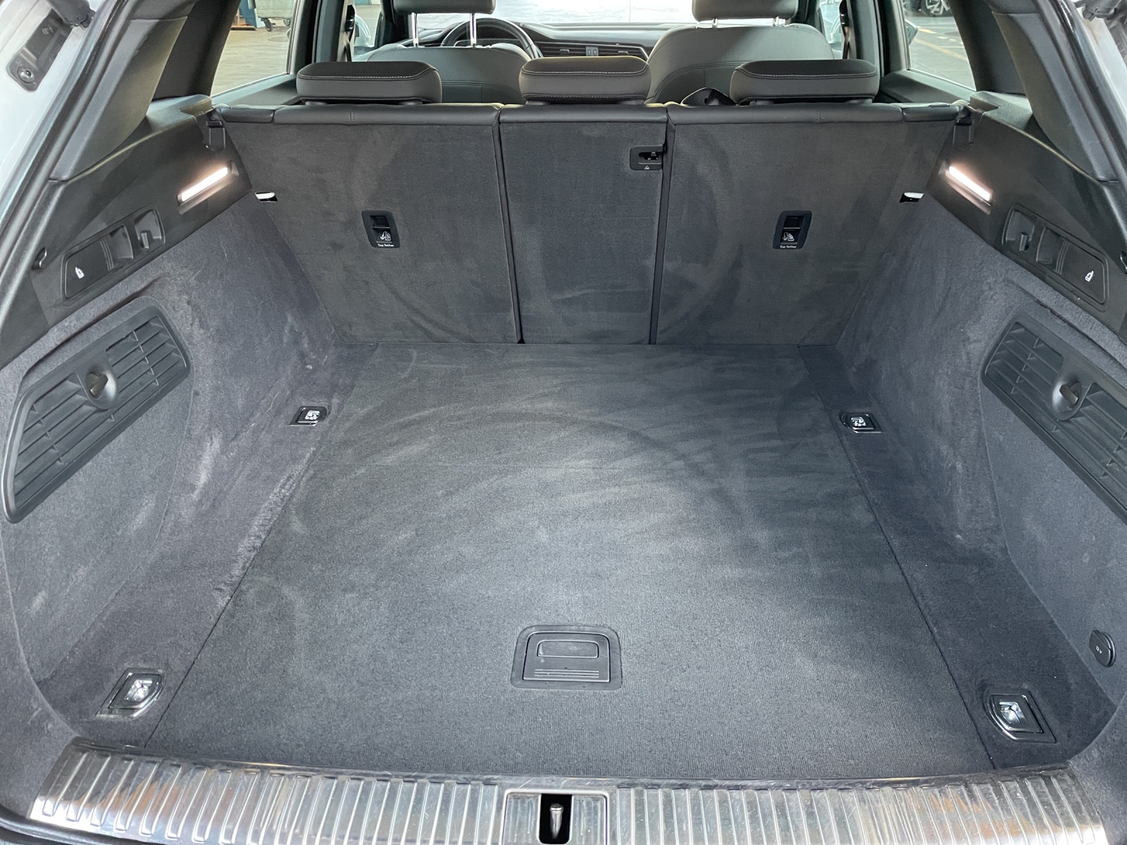 AUDI e-tron 55 Advanced quattro-image-10