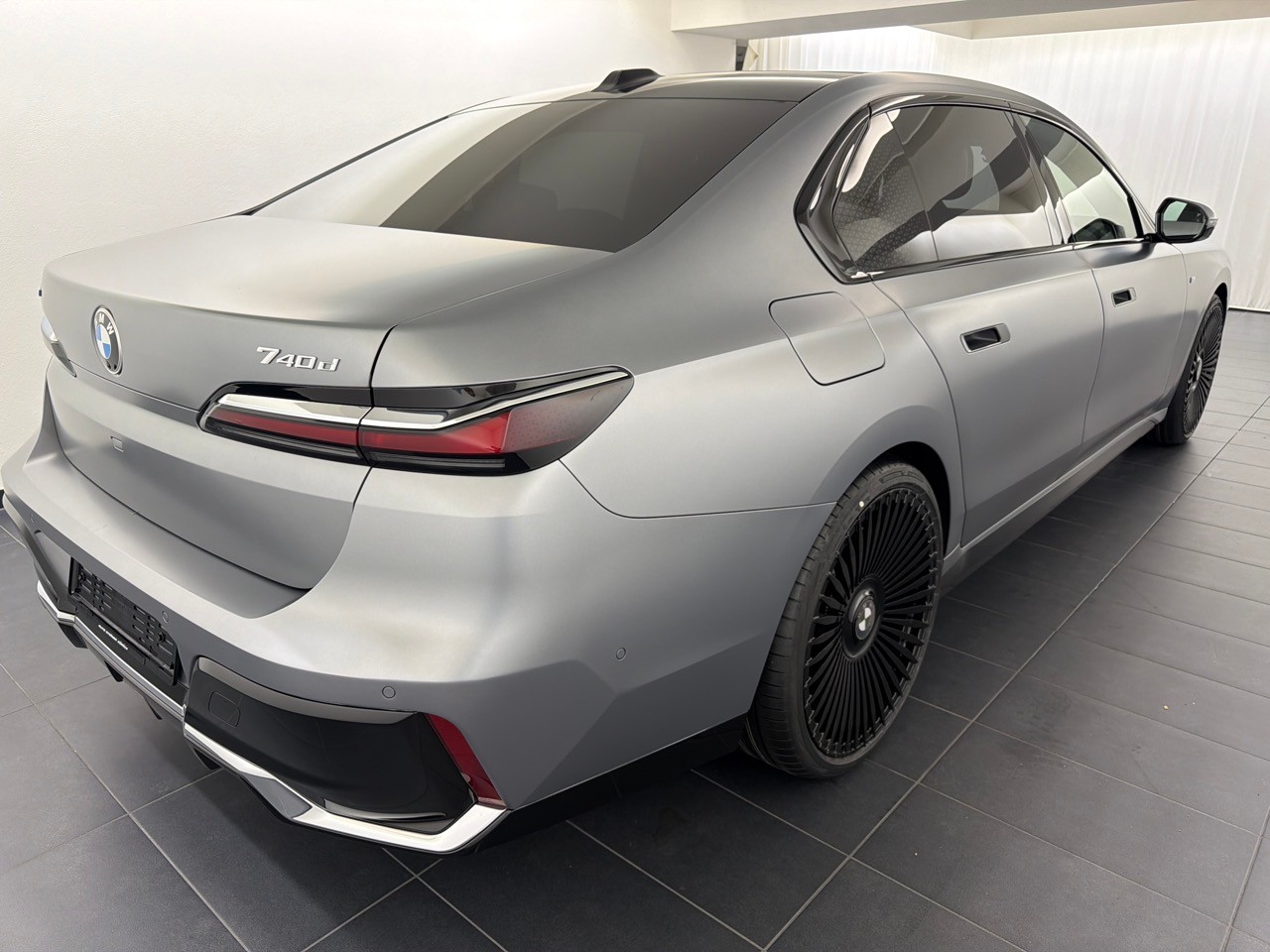 BMW 740d xDrive 48V M Sport-image-2