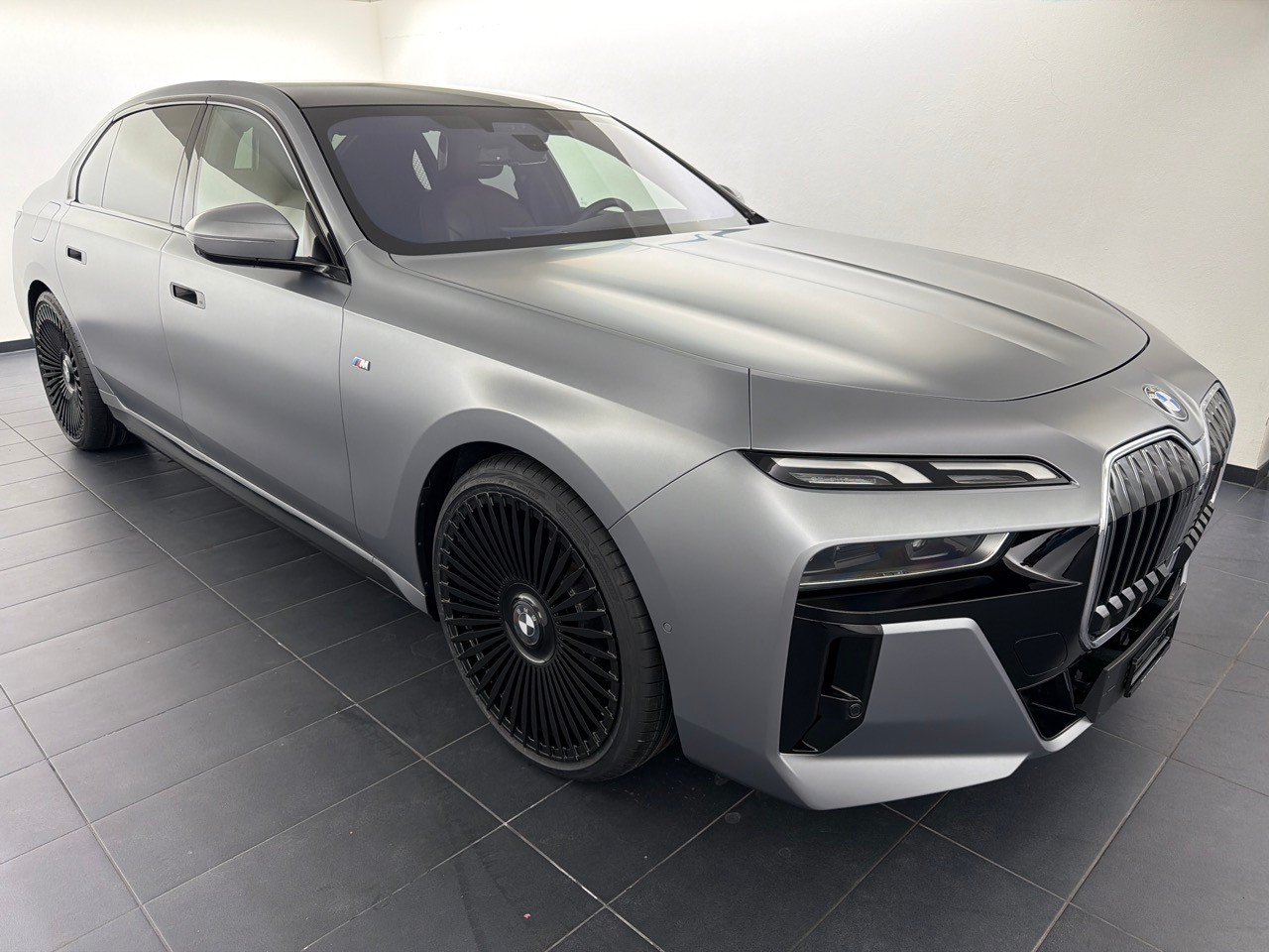BMW 740d xDrive 48V M Sport-image-3