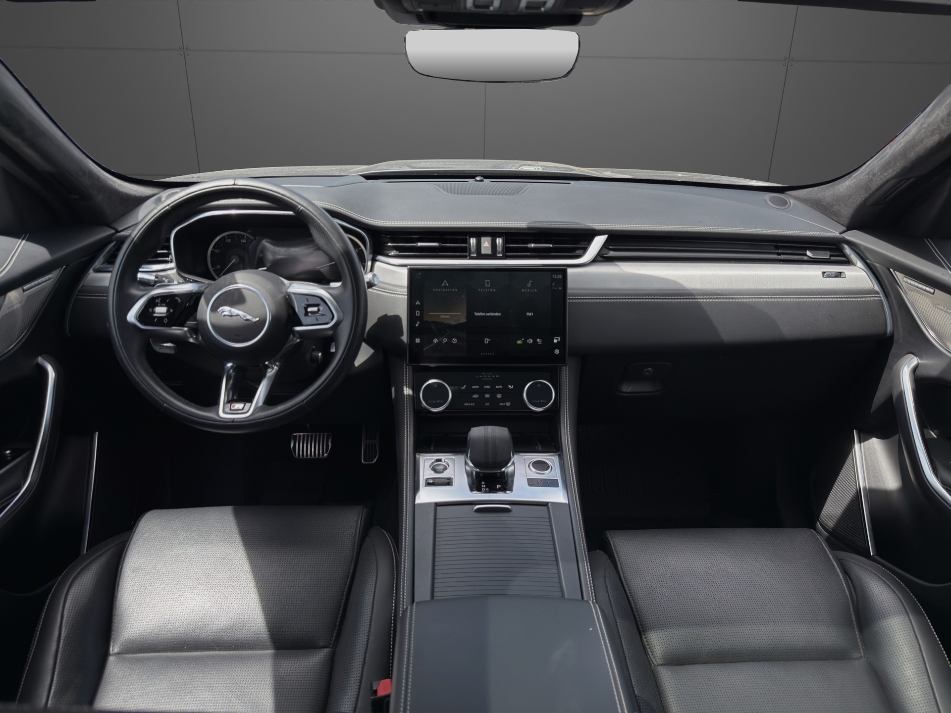 JAGUAR F-Pace 2.0 P250 R-Dynamic HSE AWD-image-12