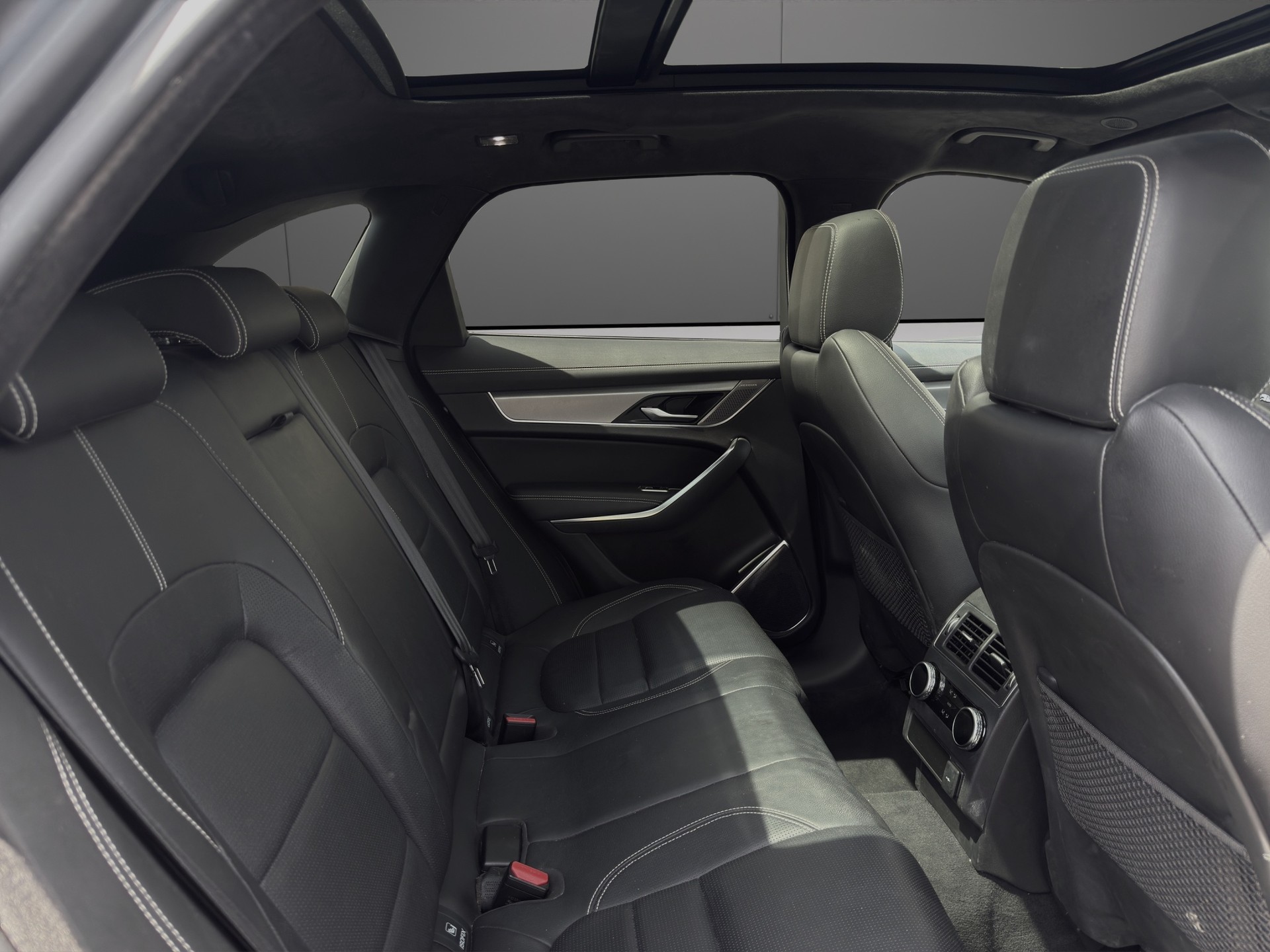 JAGUAR F-Pace 2.0 P250 R-Dynamic HSE AWD-image-10