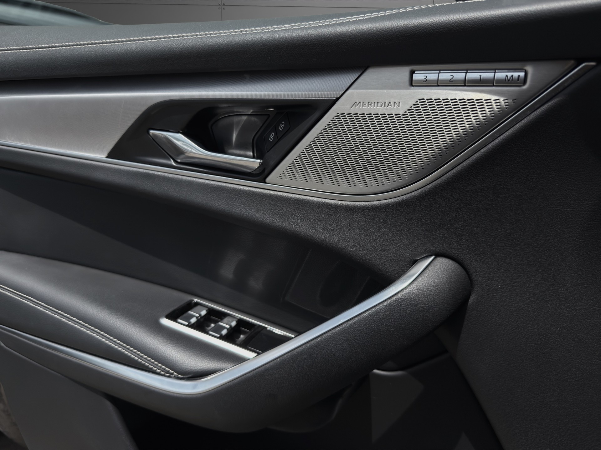 JAGUAR F-Pace 2.0 P250 R-Dynamic HSE AWD-image-16