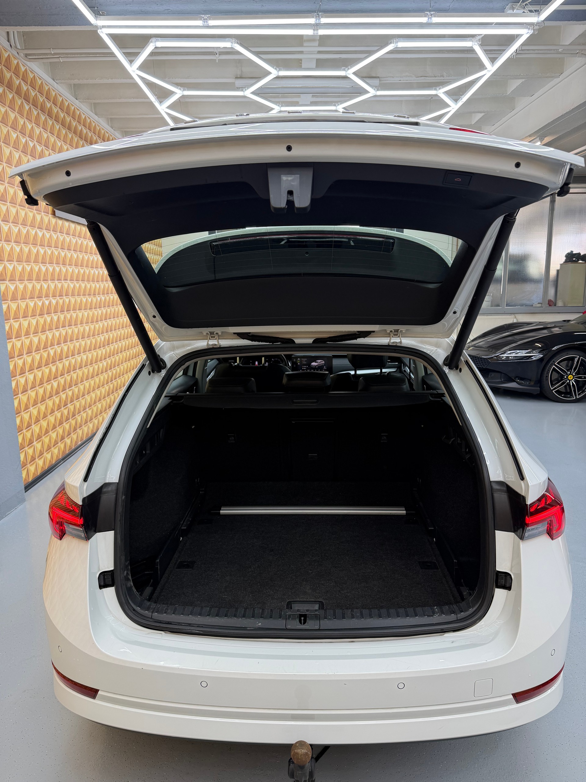 SKODA Octavia Combi 2.0 TDI DSG Style-image-4