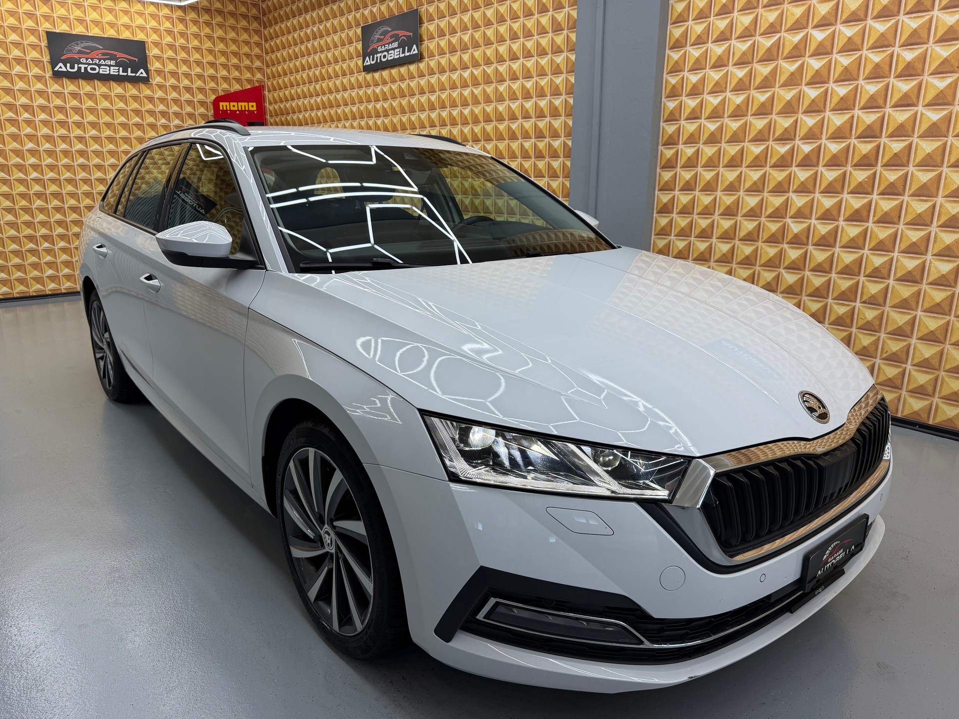 SKODA Octavia Combi 2.0 TDI DSG Style-image-2