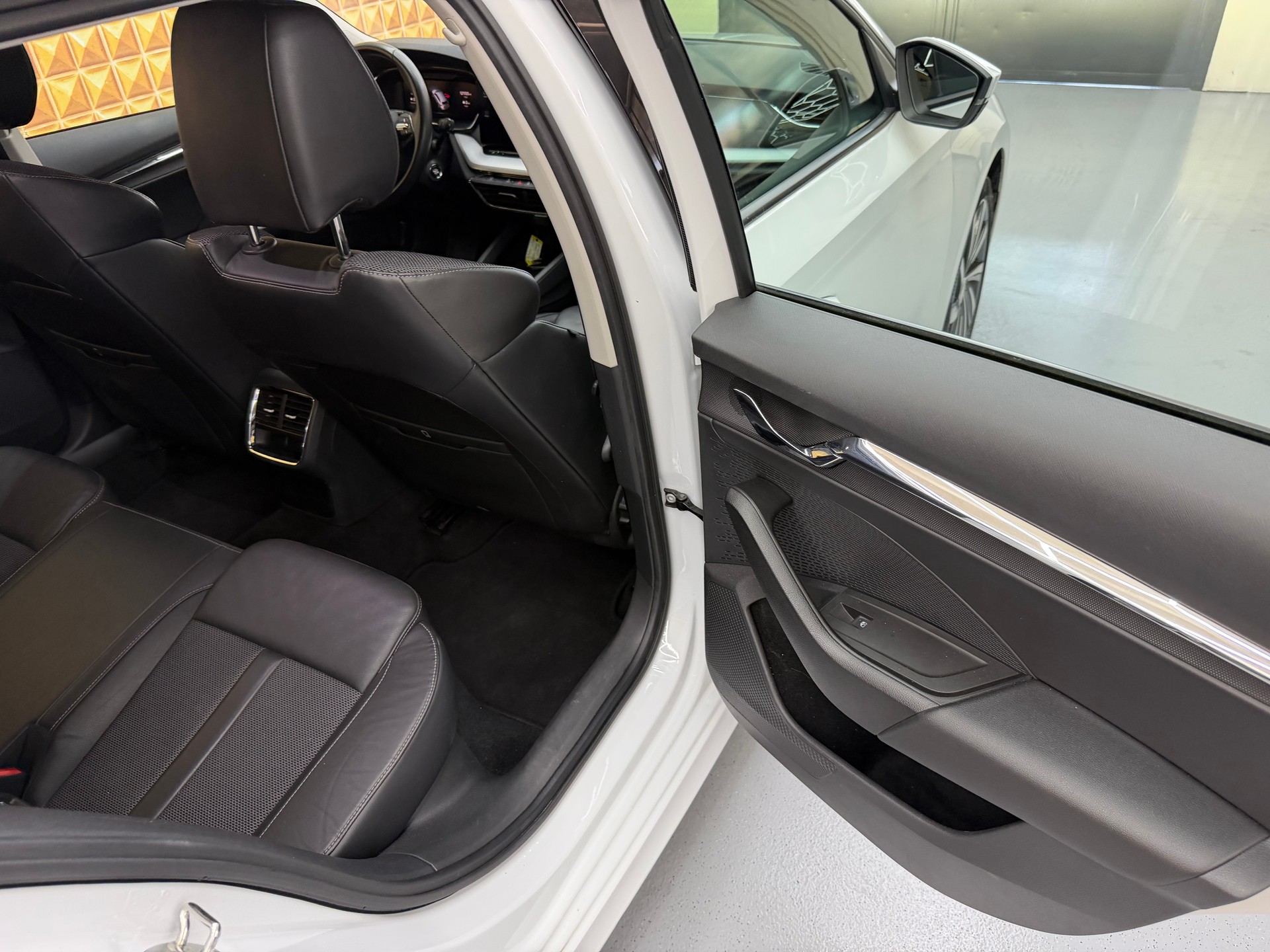 SKODA Octavia Combi 2.0 TDI DSG Style-image-12