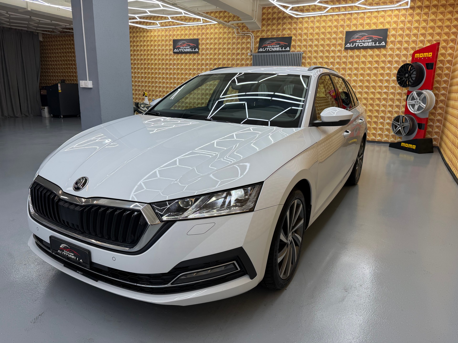 SKODA Octavia Combi 2.0 TDI DSG Style-image-1