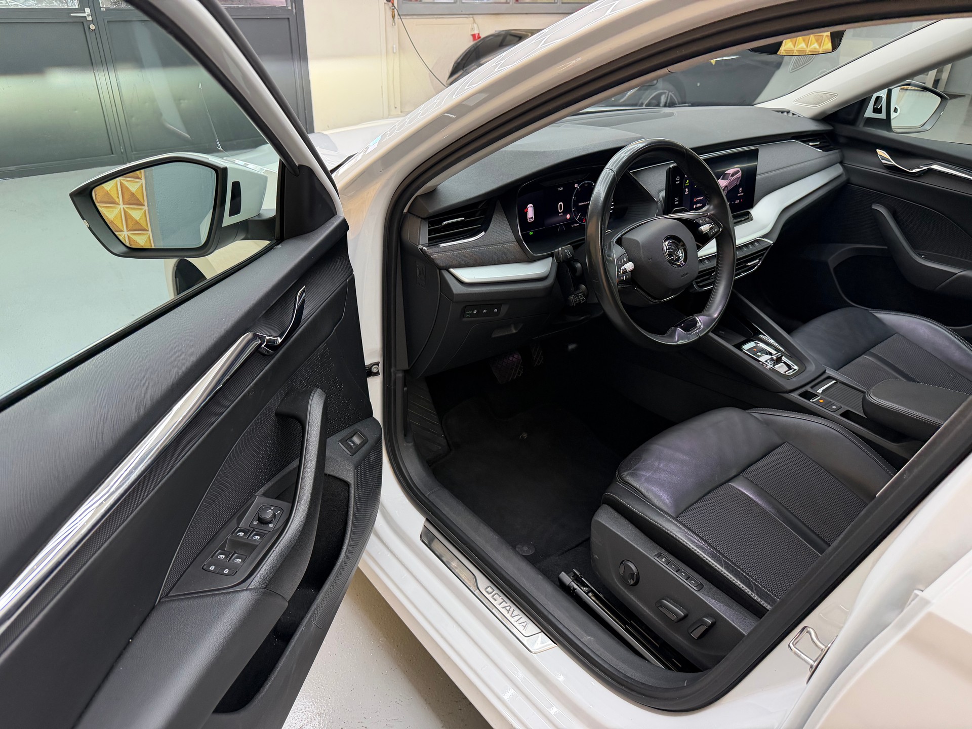 SKODA Octavia Combi 2.0 TDI DSG Style-image-8