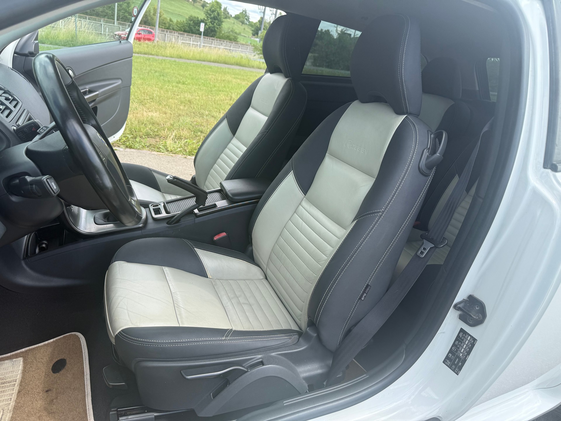 VOLVO C30 D3 R-Design-image-6